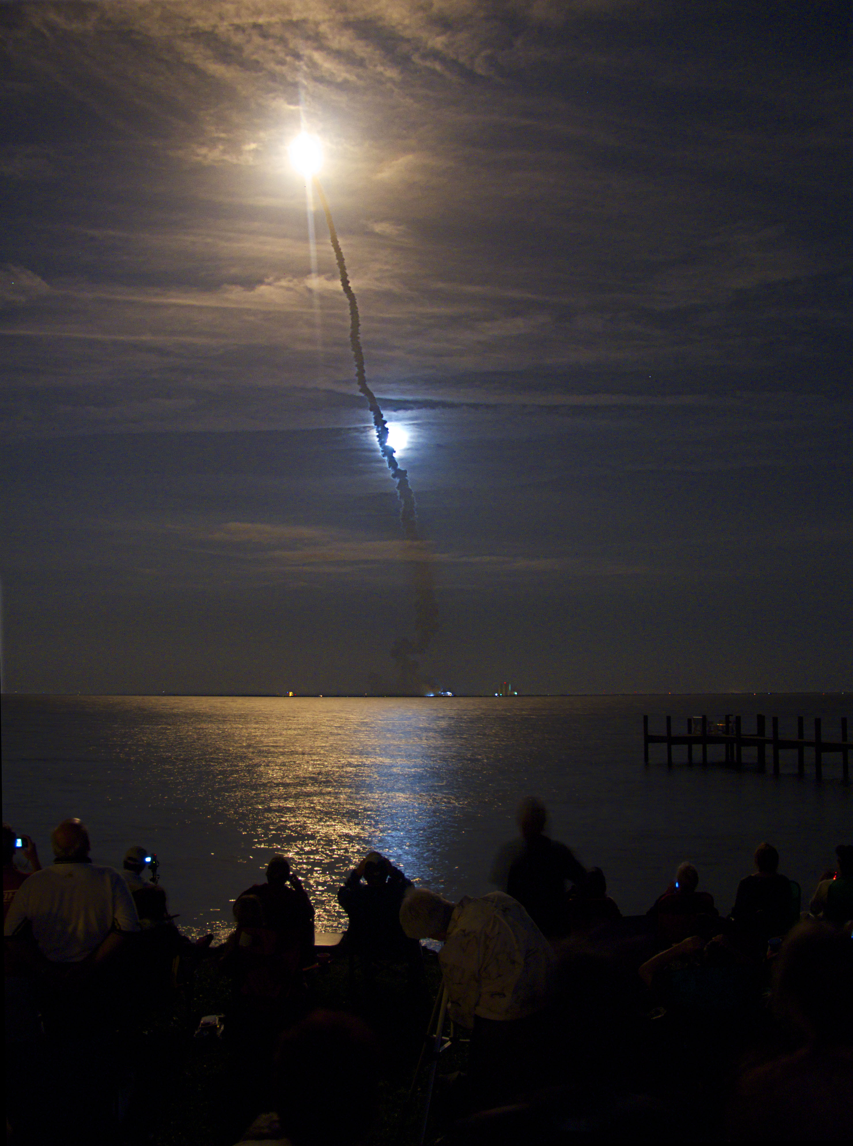 APOD: 2008 November 20 – Endeavour in the Moon