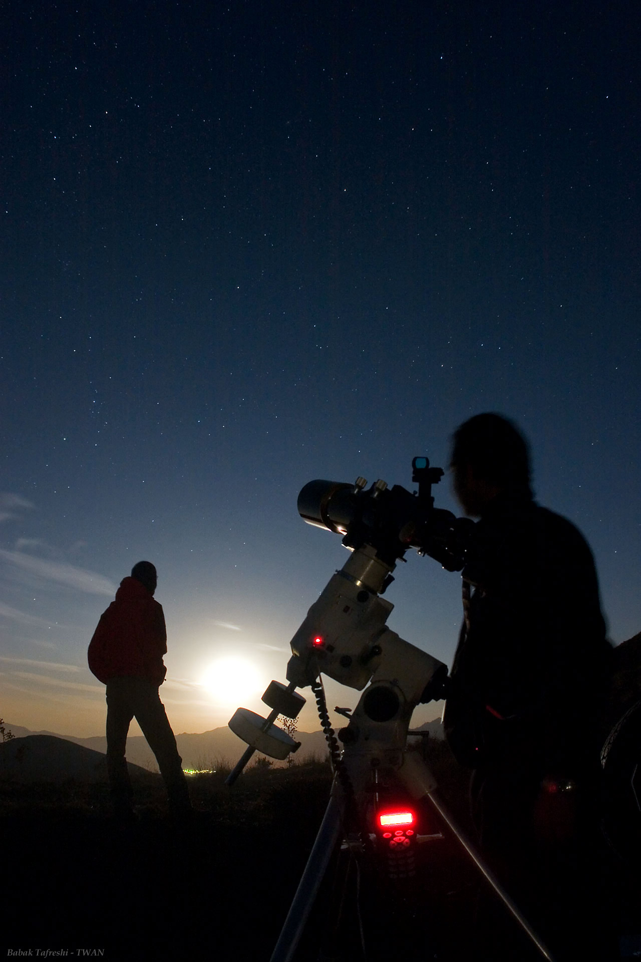APOD: 2009 April 4 – Star Party on Planet Earth