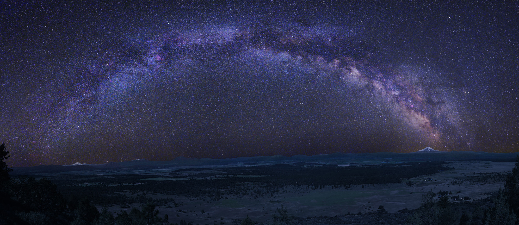 APOD: 2009 December 25 – A Graceful Arc