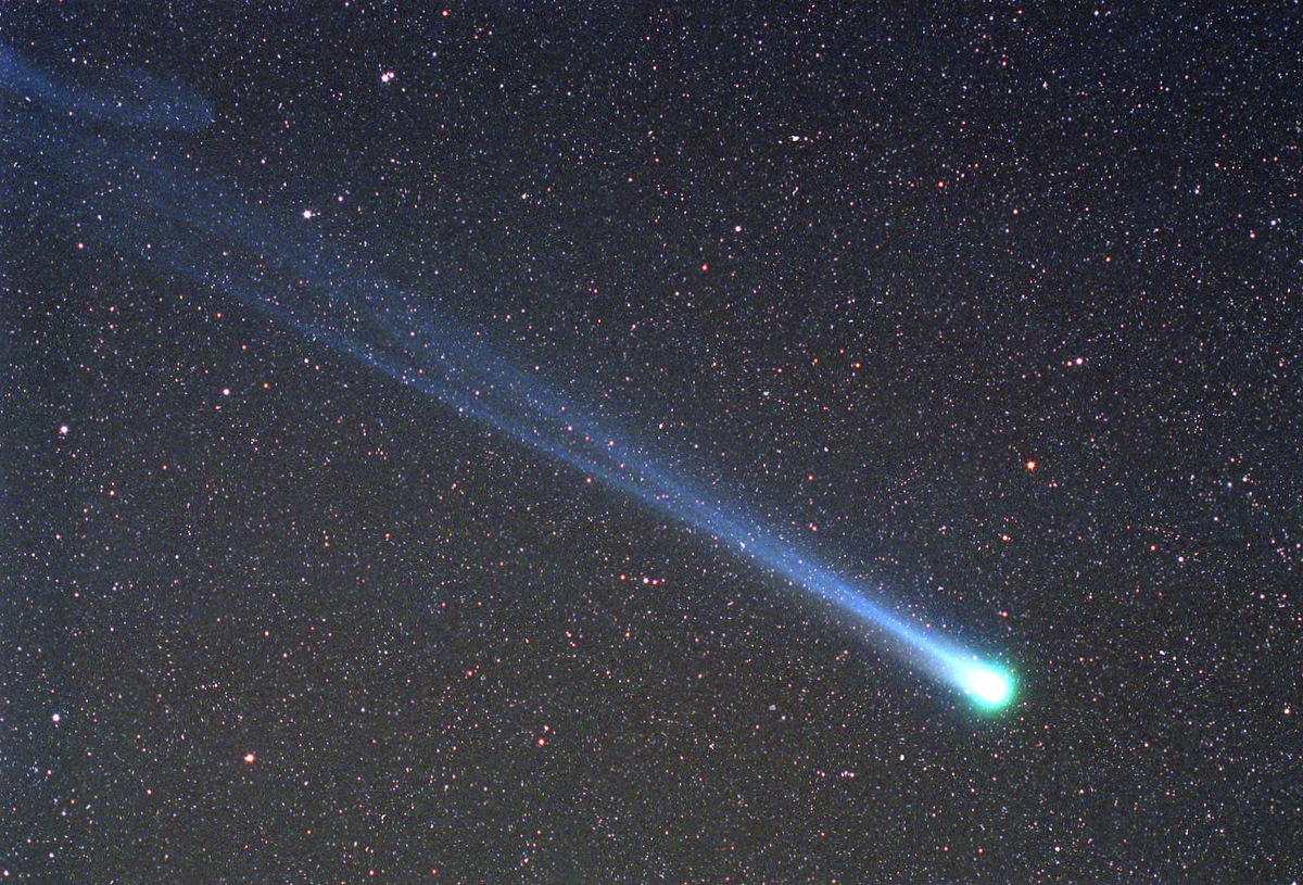 APOD: 2009 December 16 – Comet Hyakutake Passes the Earth