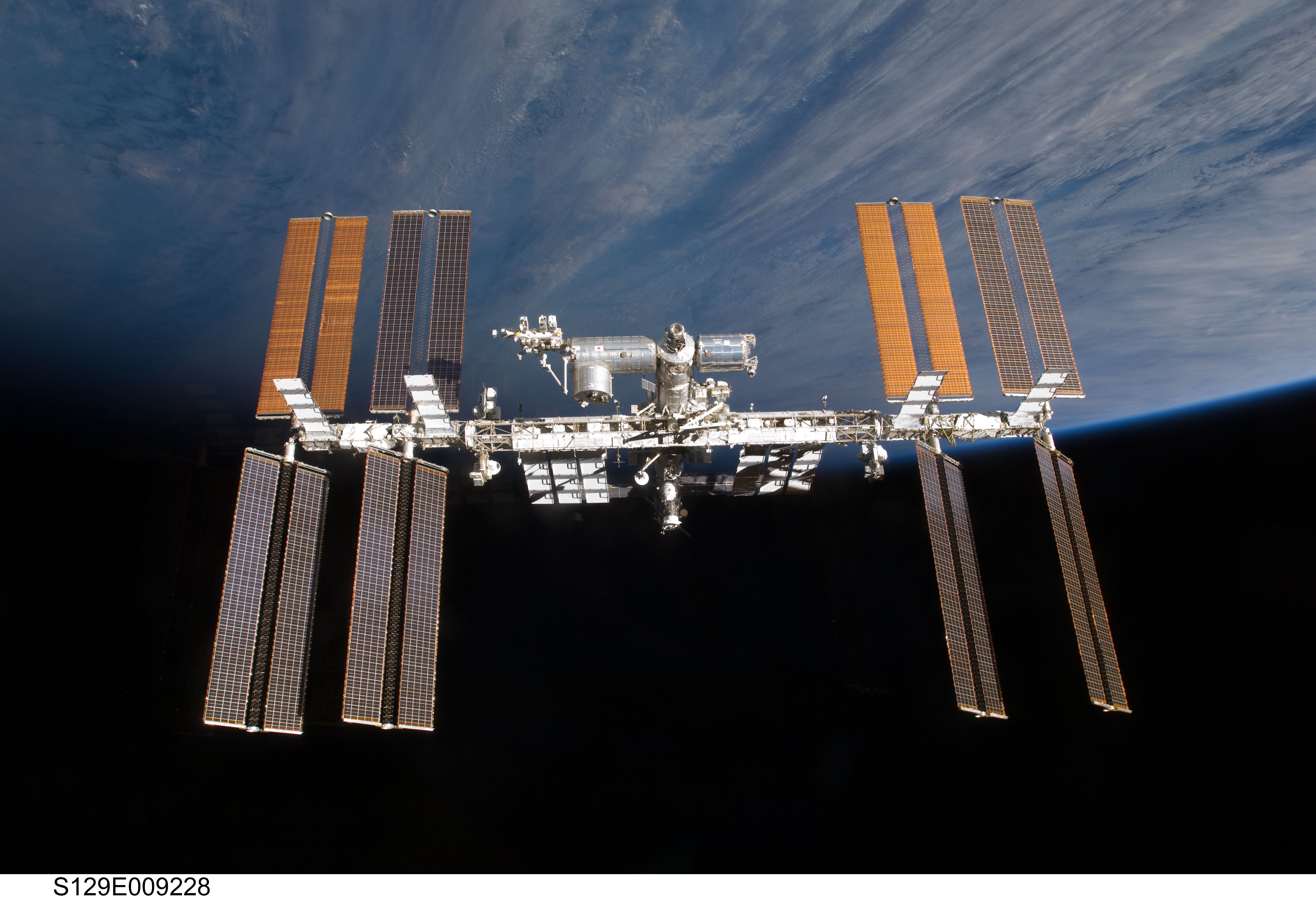 APOD: 2009 December 7 – The International Space Station Over the Horizon