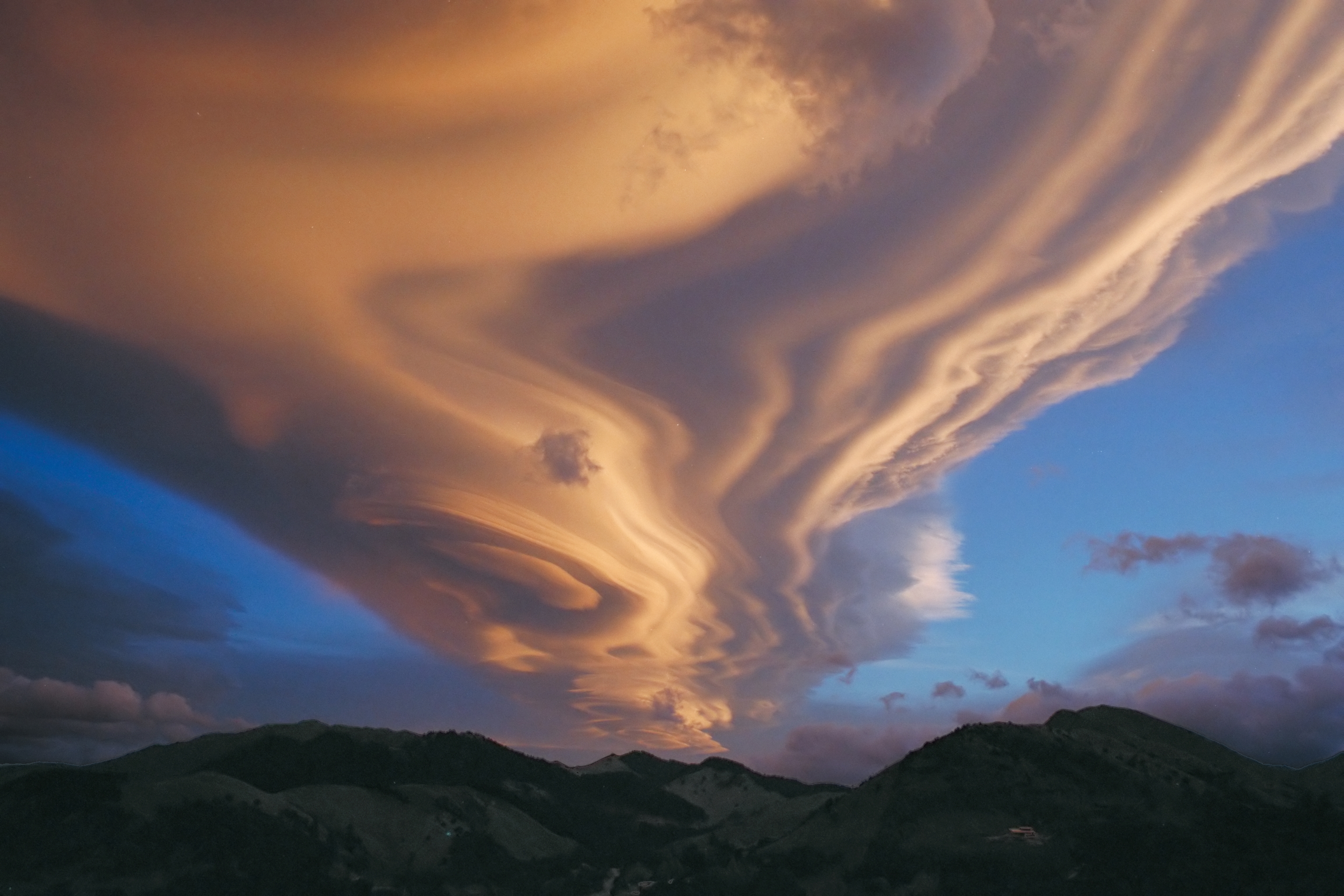 APOD: 2009 January 21 – A Lenticular Cloud Over New Zealand