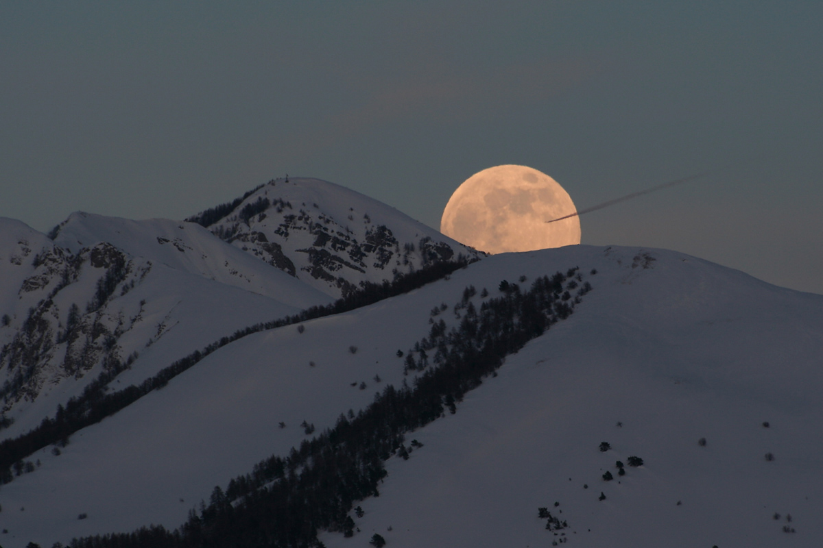 APOD: 2009 January 13 – Largest Full Moon of 2009