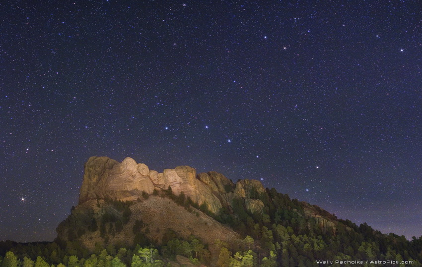 APOD: 2009 July 4 – Mount Rushmore’s Starry Night