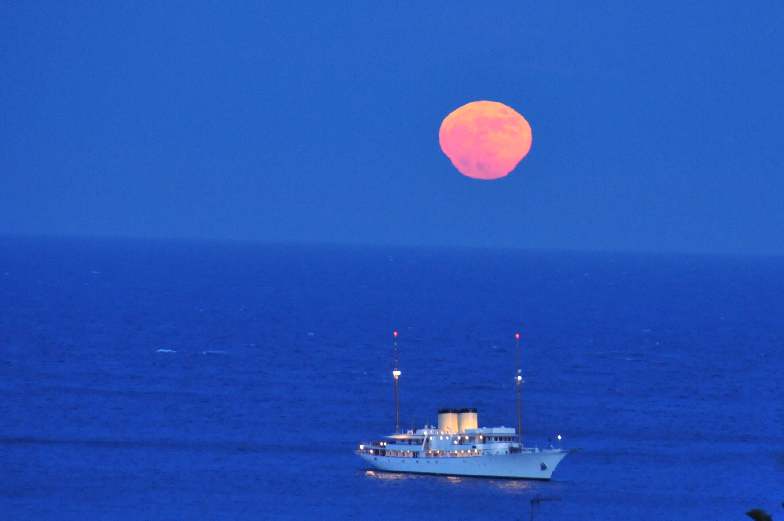 APOD: 2009 June 20 – Seaside Moon Mirage