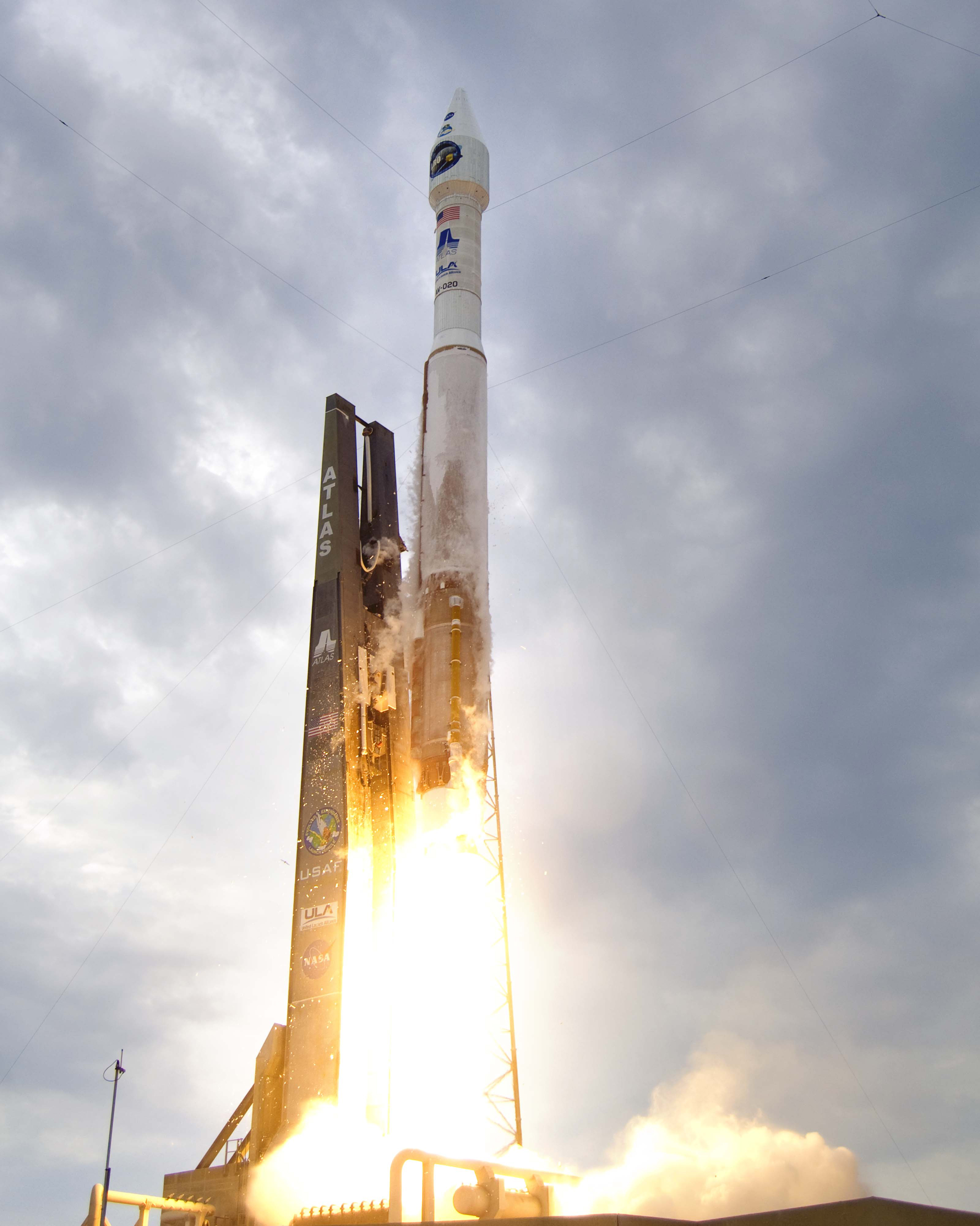 APOD: 2009 June 22 – Atlas 5 Rocket Launches to the Moon