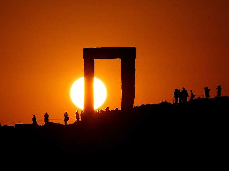 APOD: 2009 March 20 – Sunset at the Portara