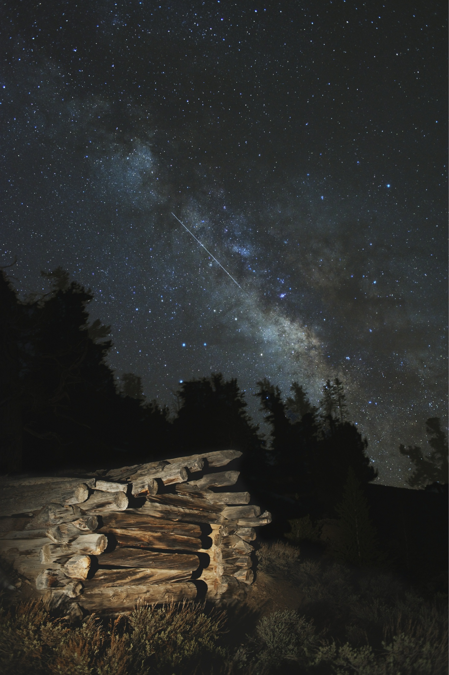 APOD: 2009 May 1 – Lyrid Meteor and Milky Way