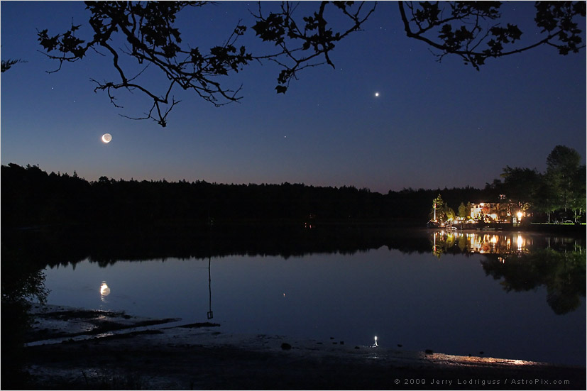 APOD: 2009 May 28 – Moon in the Mullica