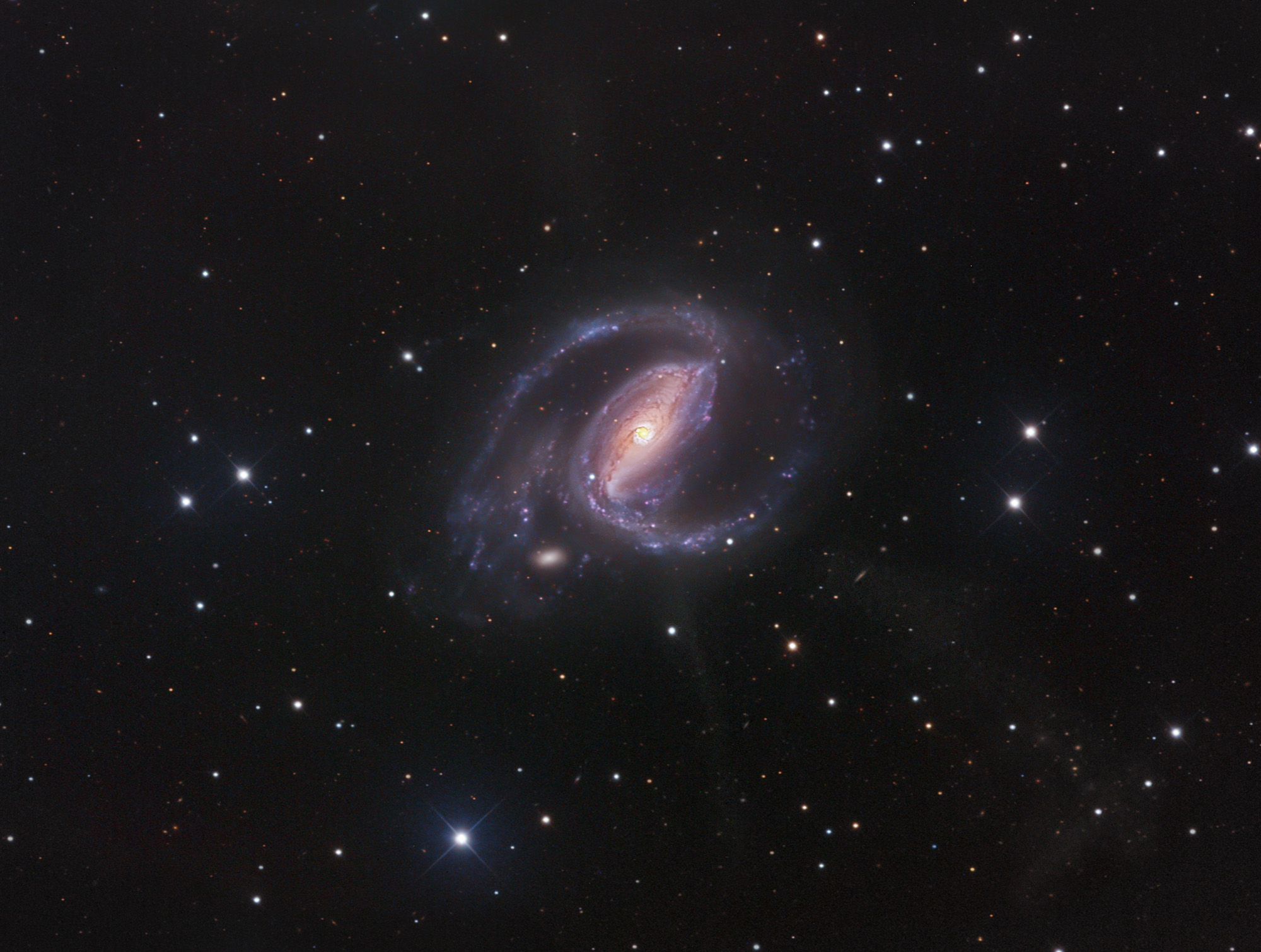 APOD: 2009 November 27 – The Jets of NGC 1097