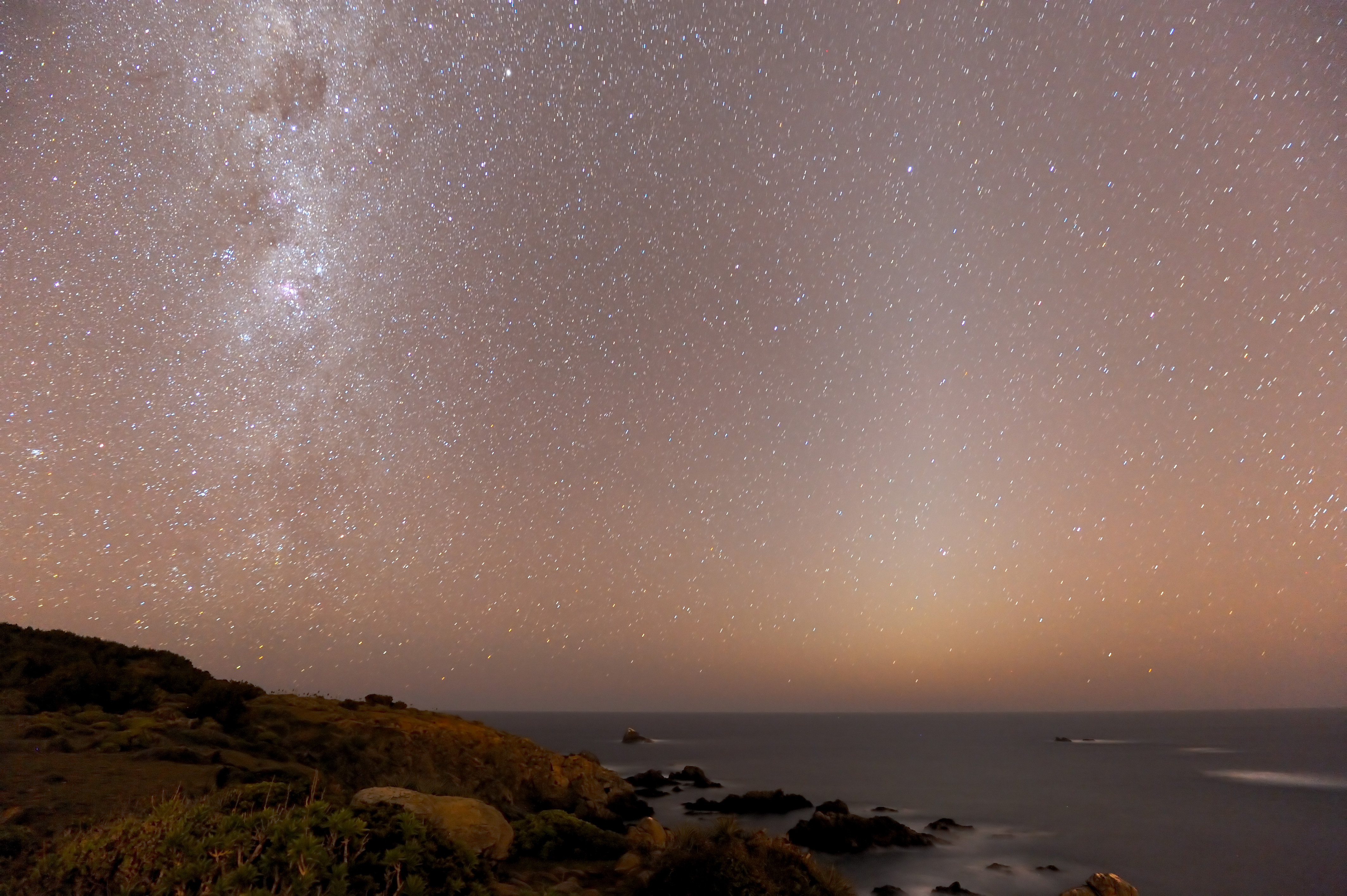 APOD: 2009 October 29 – Zodiacal Light Over Laguna Verde
