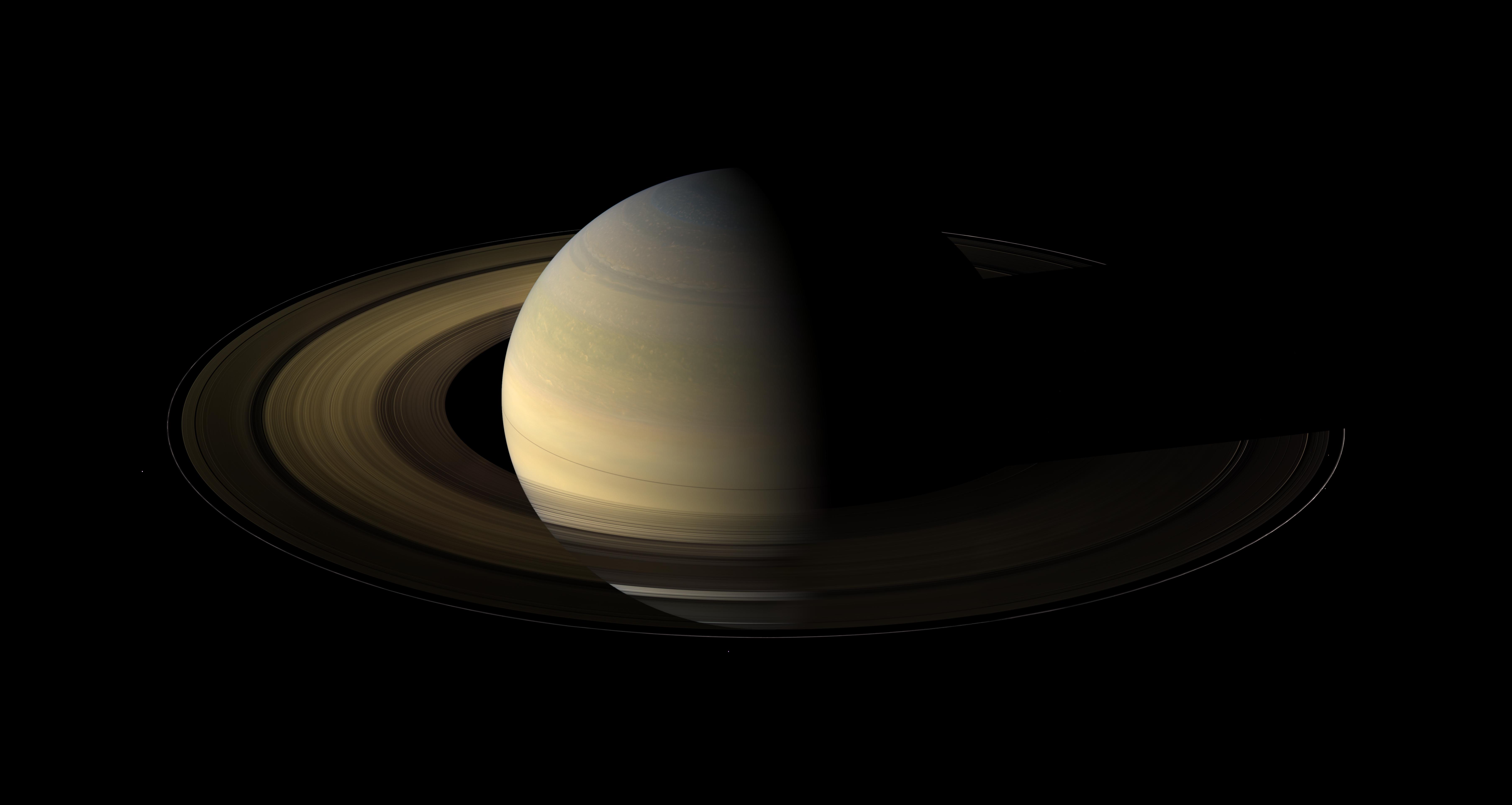 APOD: 2009 September 30 – Saturn at Equinox