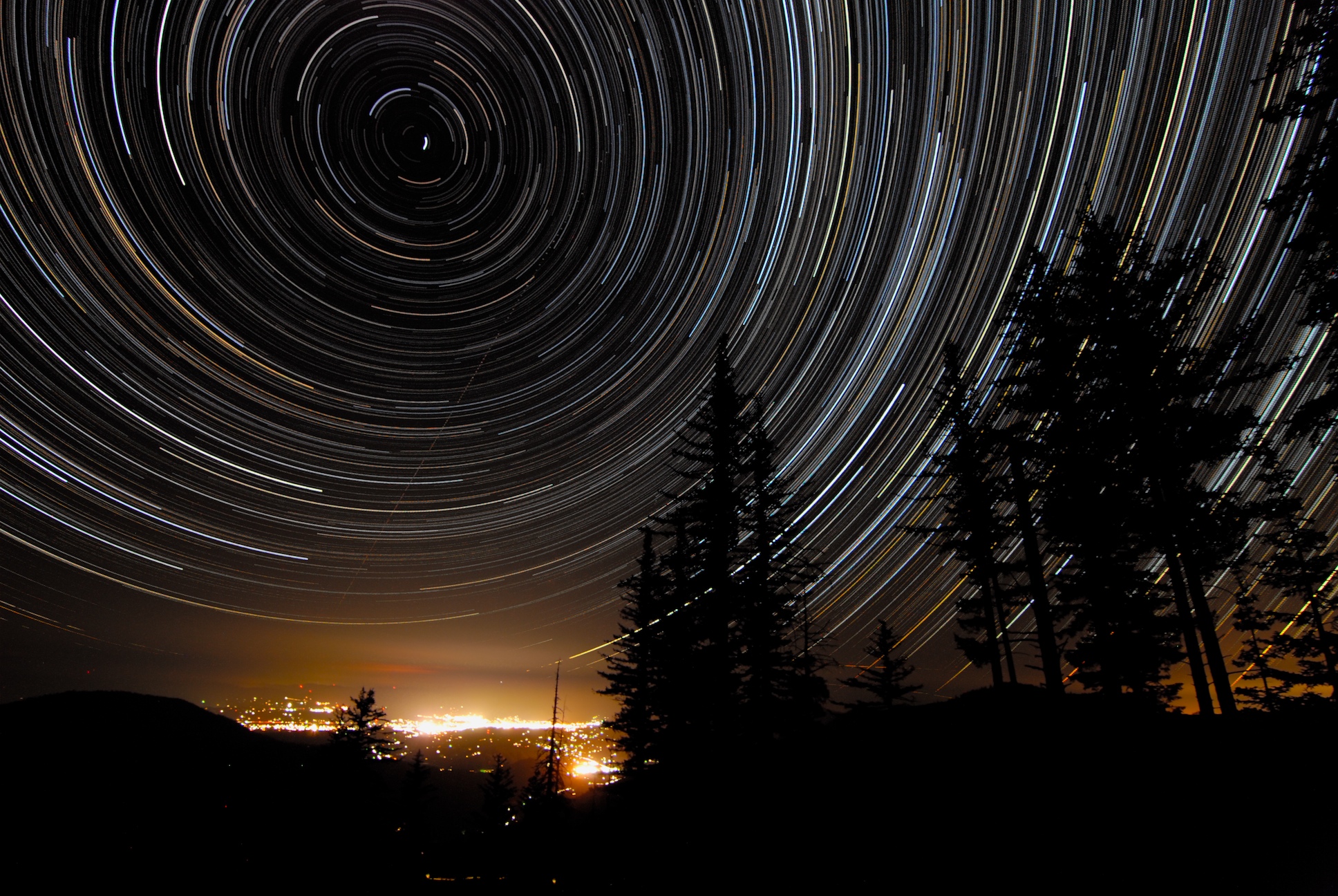 APOD: 2009 September 9 – Star Trails Over Oregon