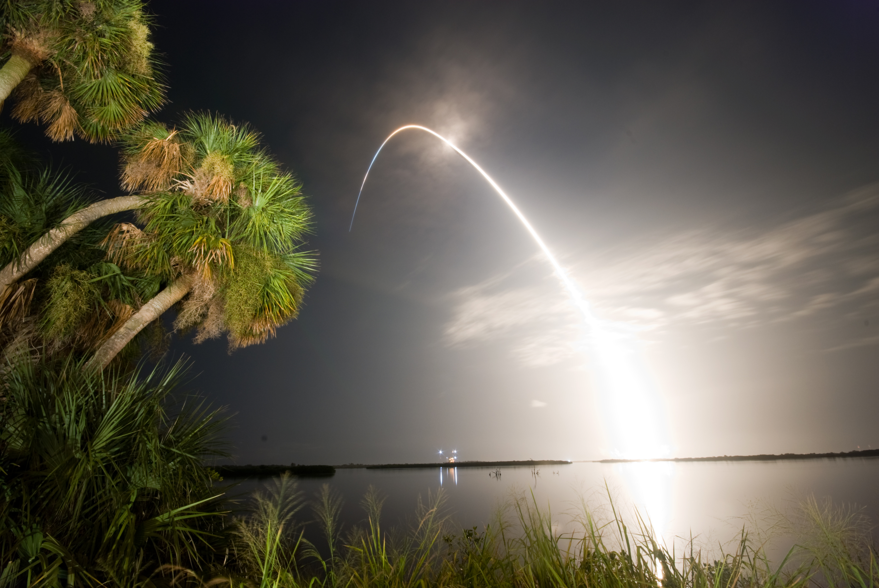 APOD: 2009 September 2 – Discovery’s Rainbow