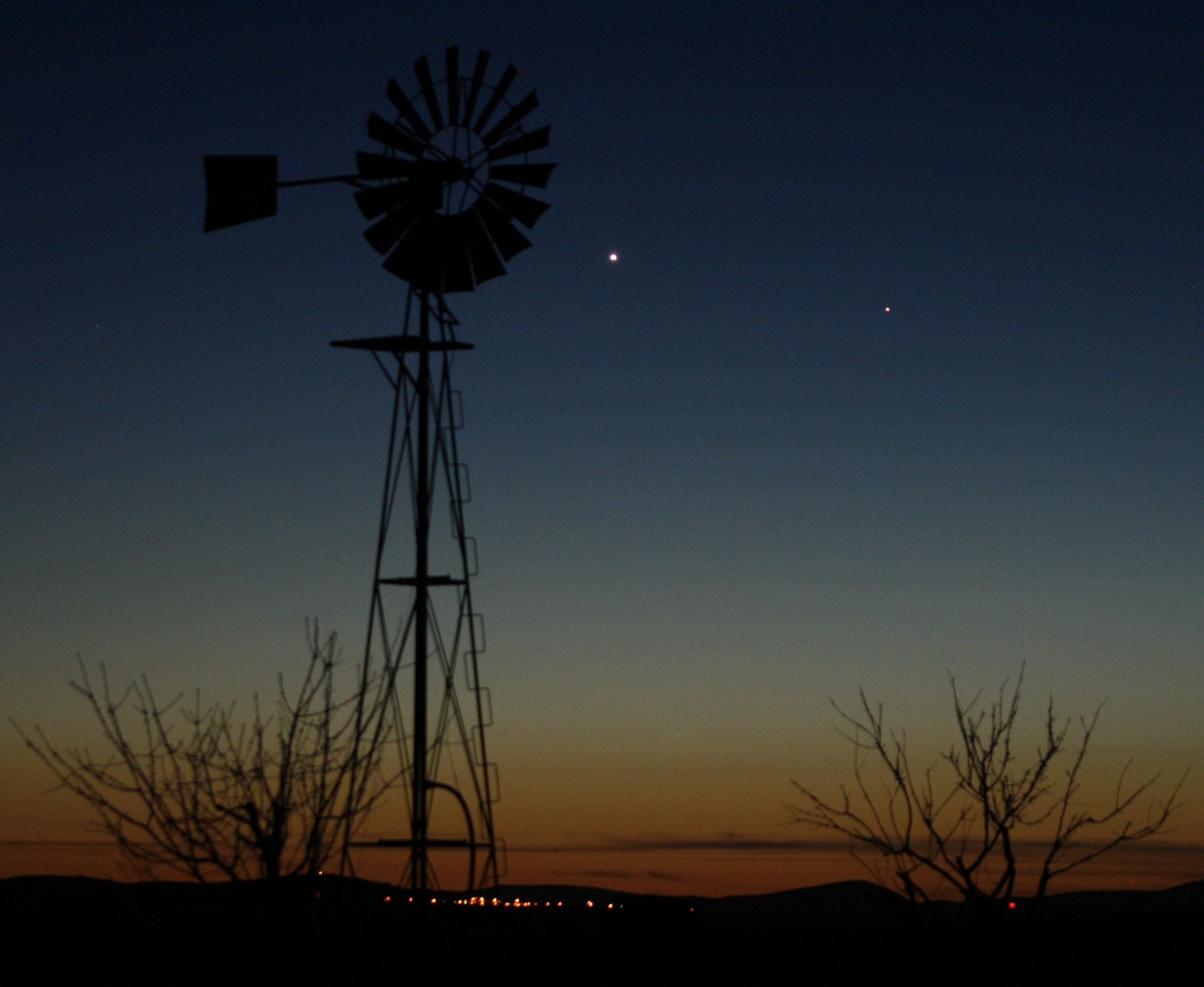 APOD: 2010 April 7 – Venus and Mercury in the West