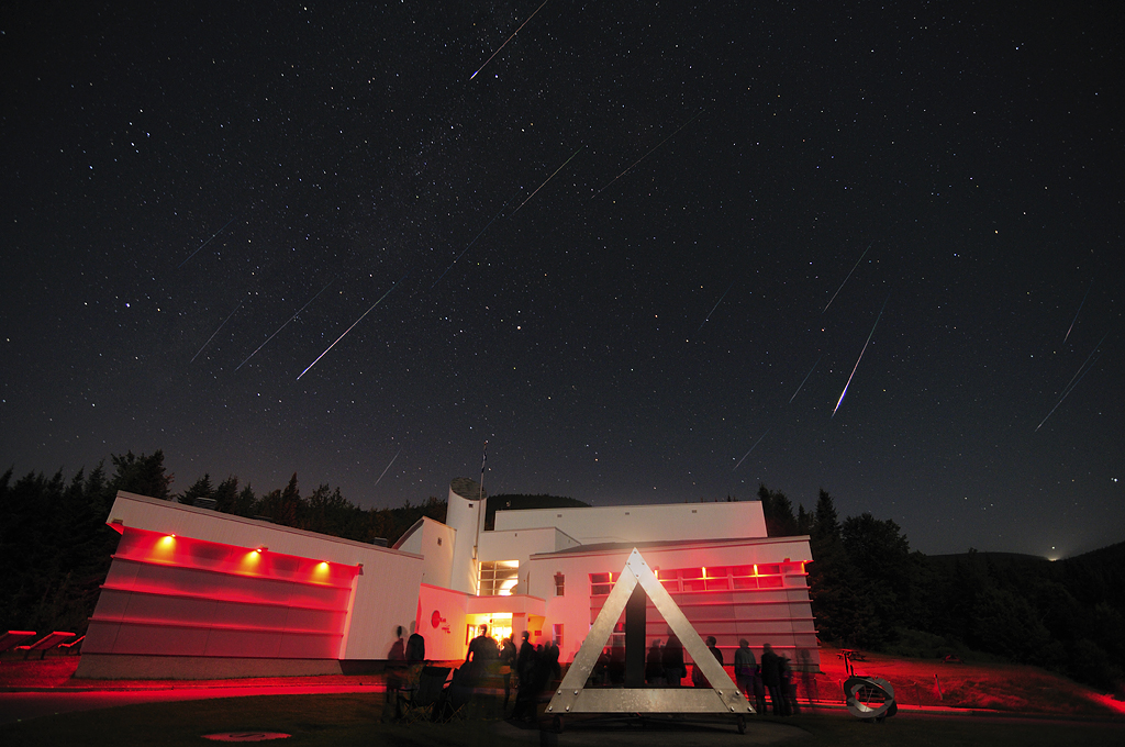 APOD: 2010 August 16 – Meteors Over Quebec