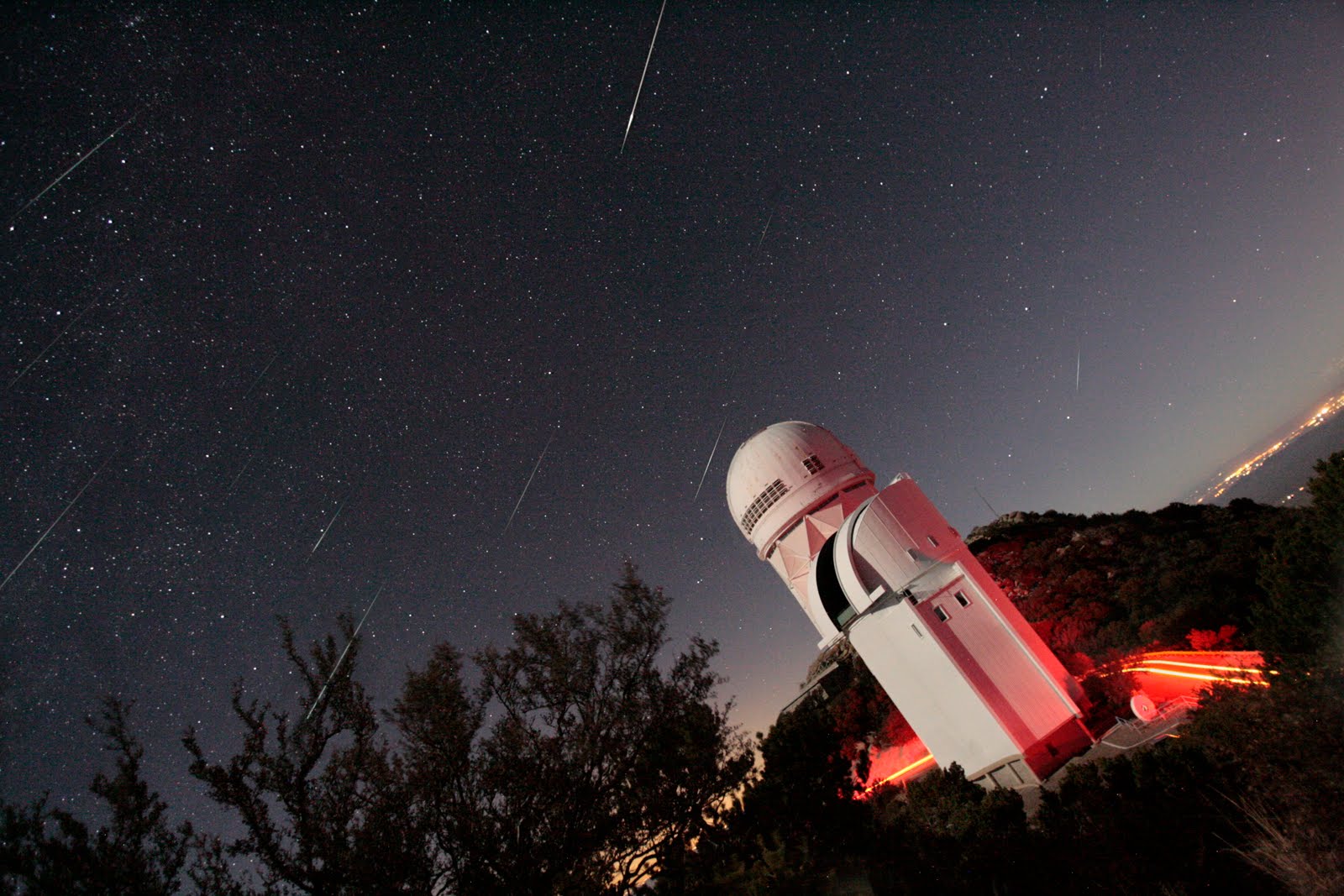 APOD: 2010 December 16 – Geminids over Kitt Peak