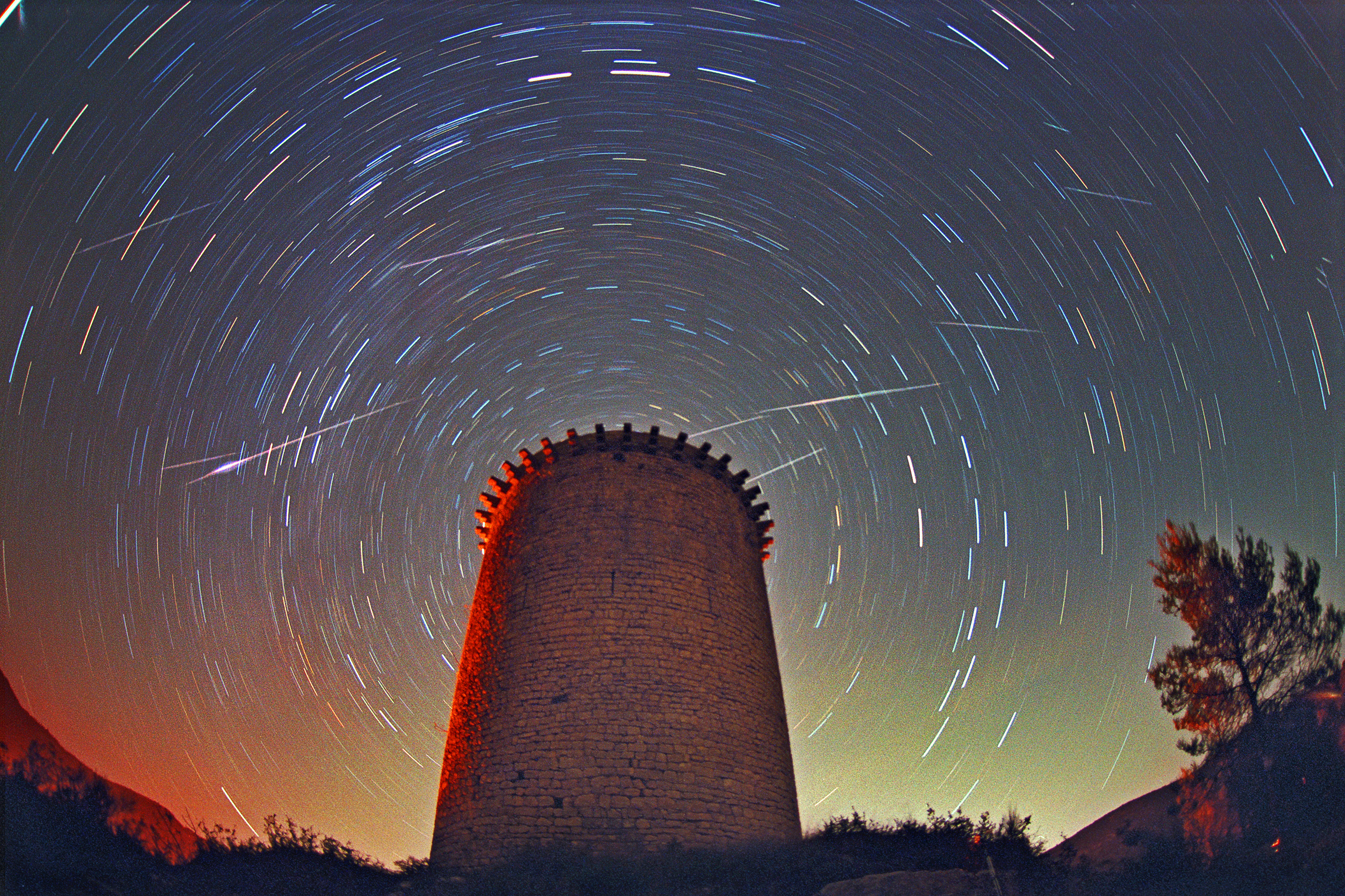 APOD: 2010 December 12 – Leonids Above Torre de la Guaita