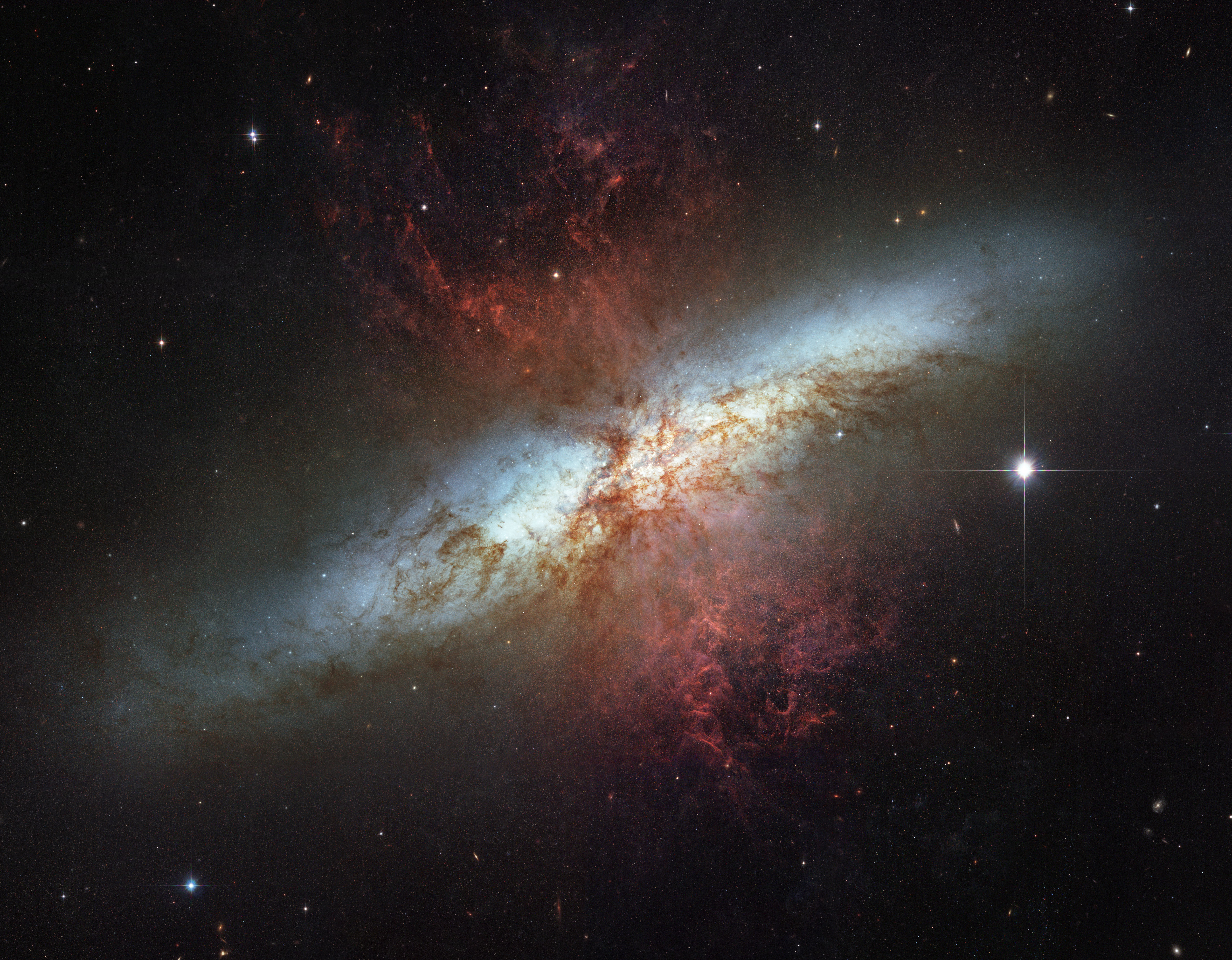 APOD: 2010 December 19 – M82: Galaxy with a Supergalactic Wind