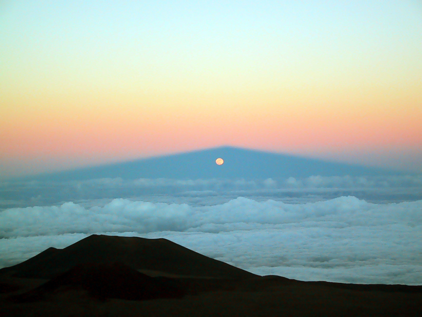 APOD: 2010 December 5 – Moonrise Through Mauna Keas Shadow