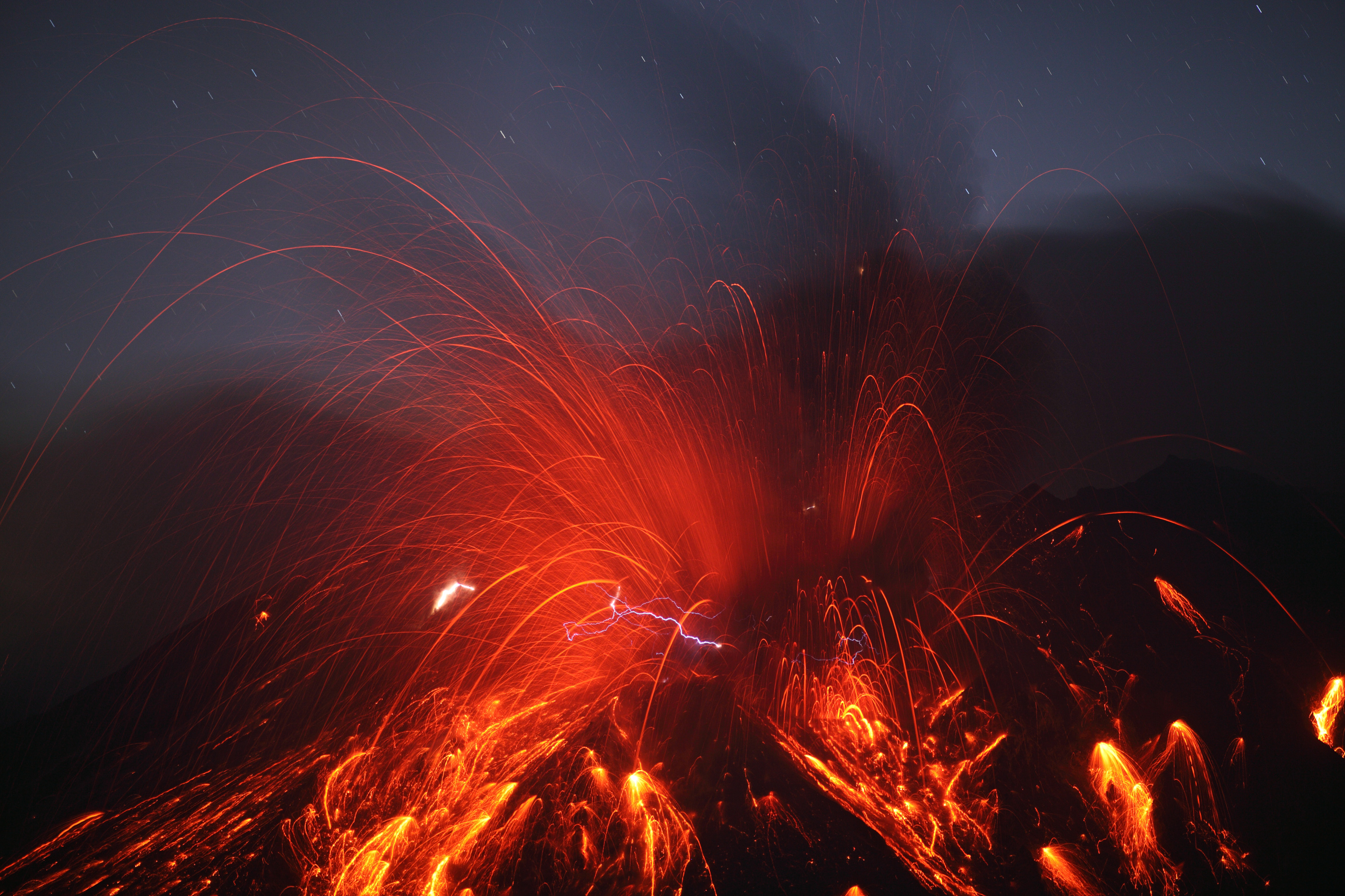 APOD: 2010 February 10 – Sakurajima Volcano with Lightning