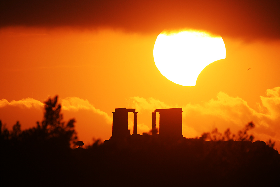 APOD: 2010 January 18 – Eclipse over the Temple of Poseidon