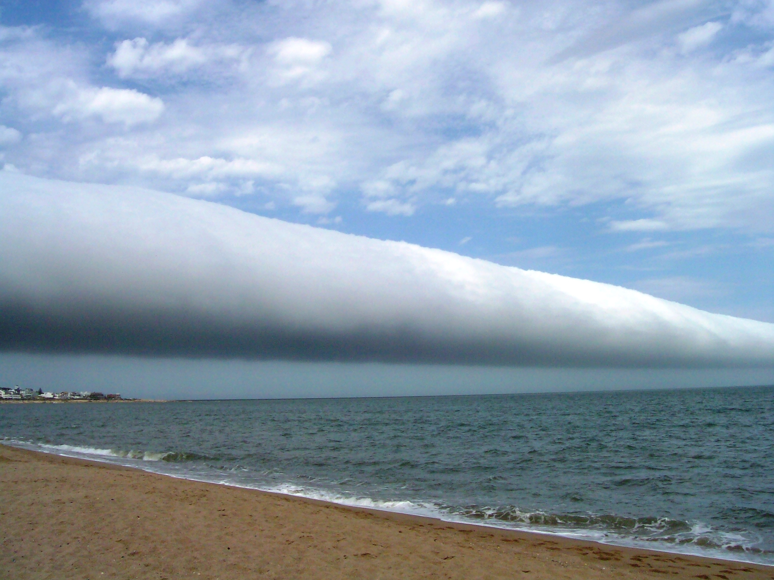 APOD: 2010 January 5 – A Roll Cloud Over Uruguay