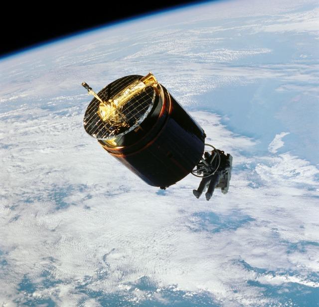 APOD: 2010 January 11 – The Astronaut Who Captured a Satellite