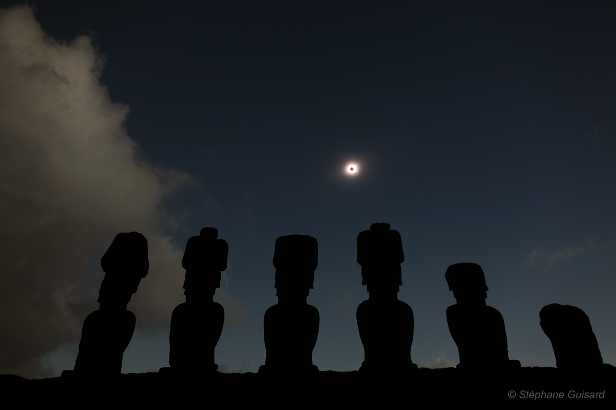 APOD: 2010 July 14 – Easter Island Eclipse