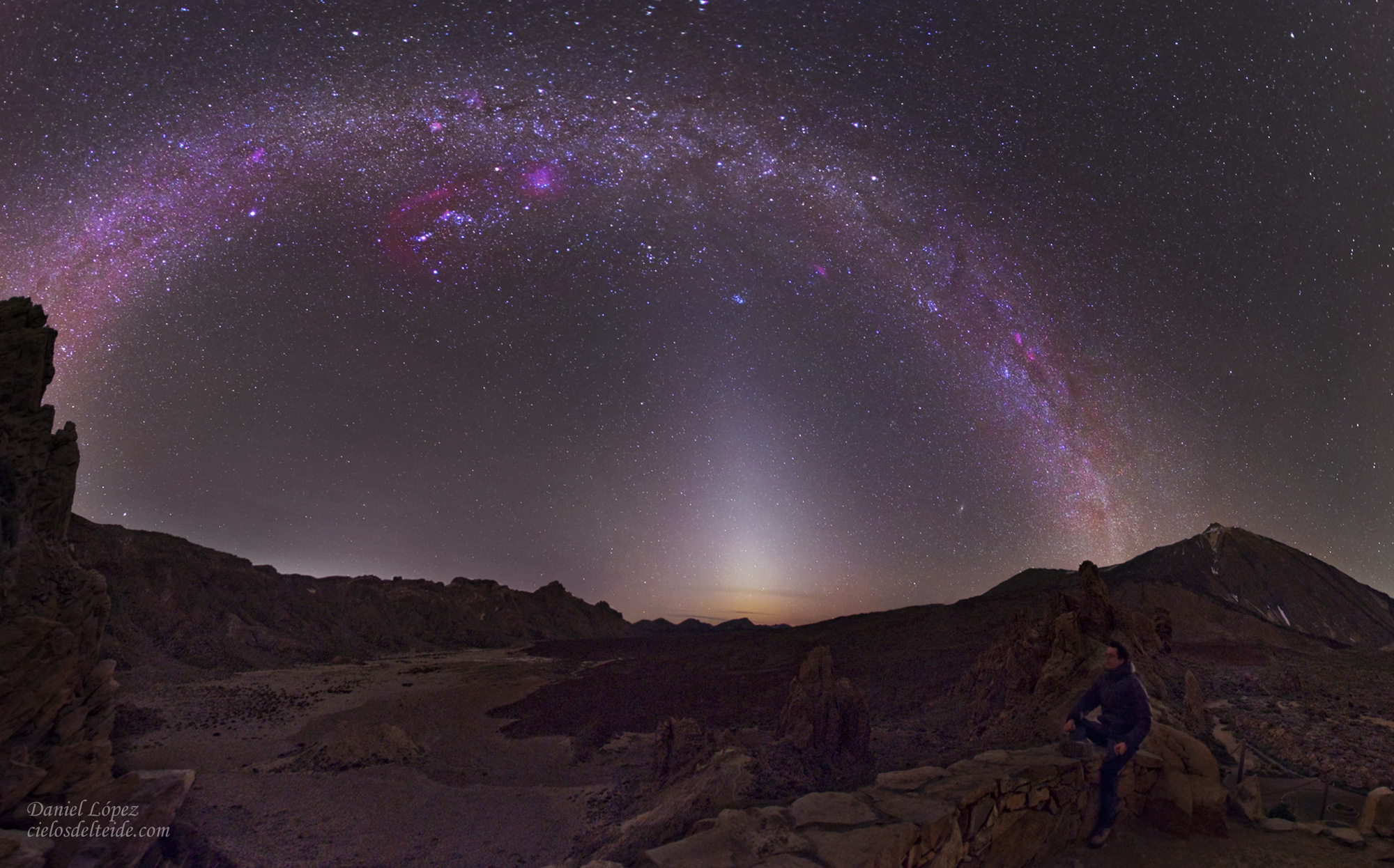 APOD: 2010 March 20 – Zodiacal Light Vs. Milky Way