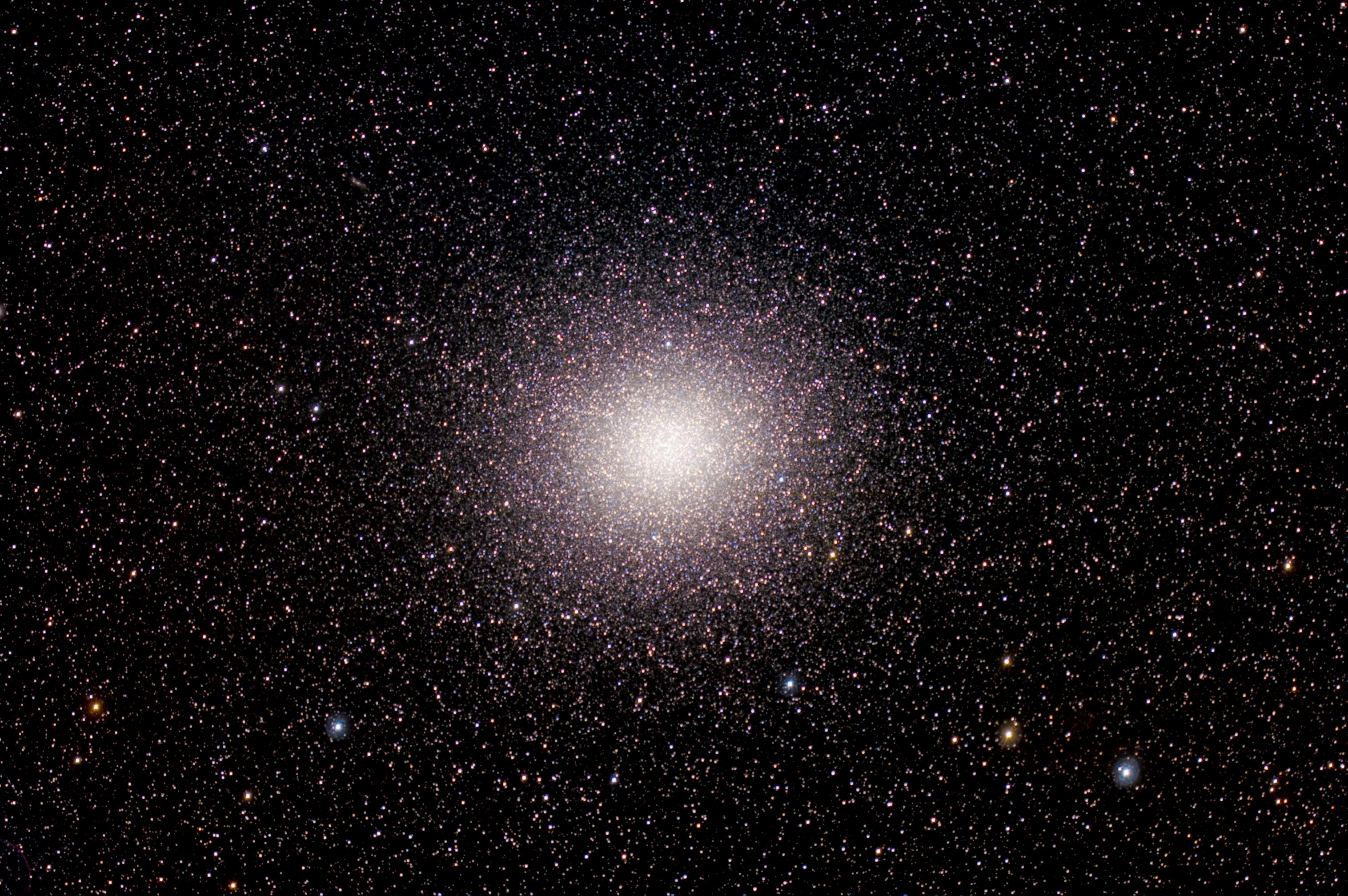 APOD: 2010 March 31 – Millions of Stars in Omega Centauri