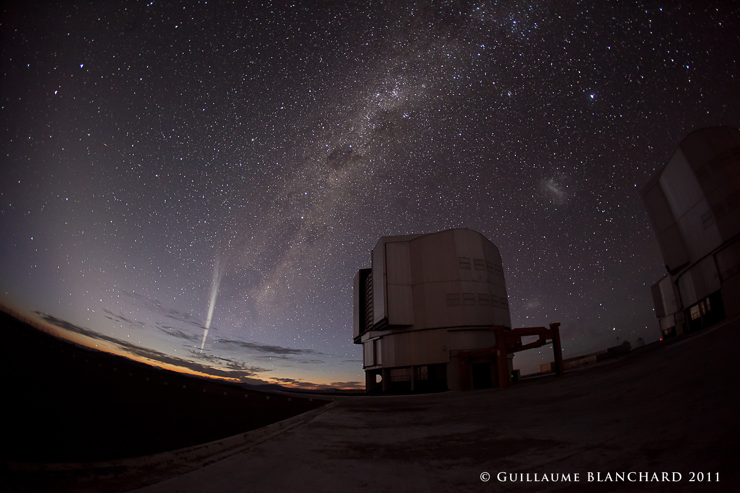 APOD: 2011 December 28 – Comet Lovejoy over Paranal