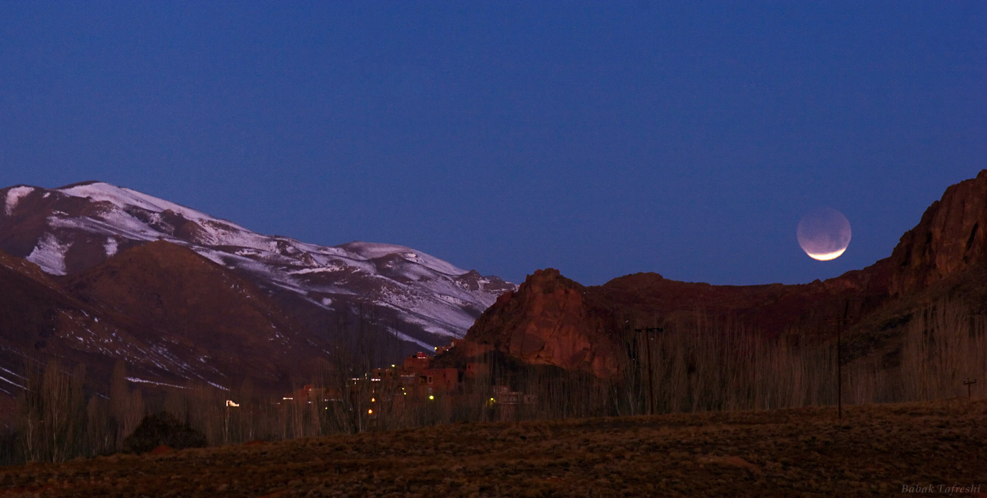 APOD: 2011 December 9 – Eclipsed Moon in the Morning