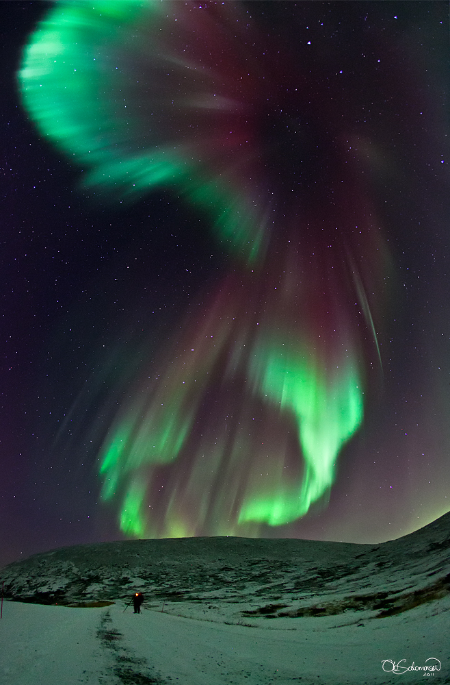 APOD: 2011 December 5 – A Memorable Aurora Over Norway