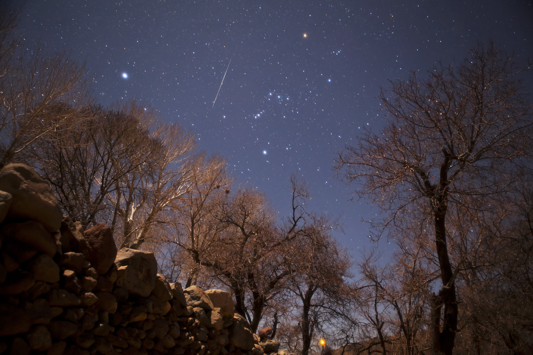 APOD: 2011 December 19 – A Geminid Meteor Over Iran
