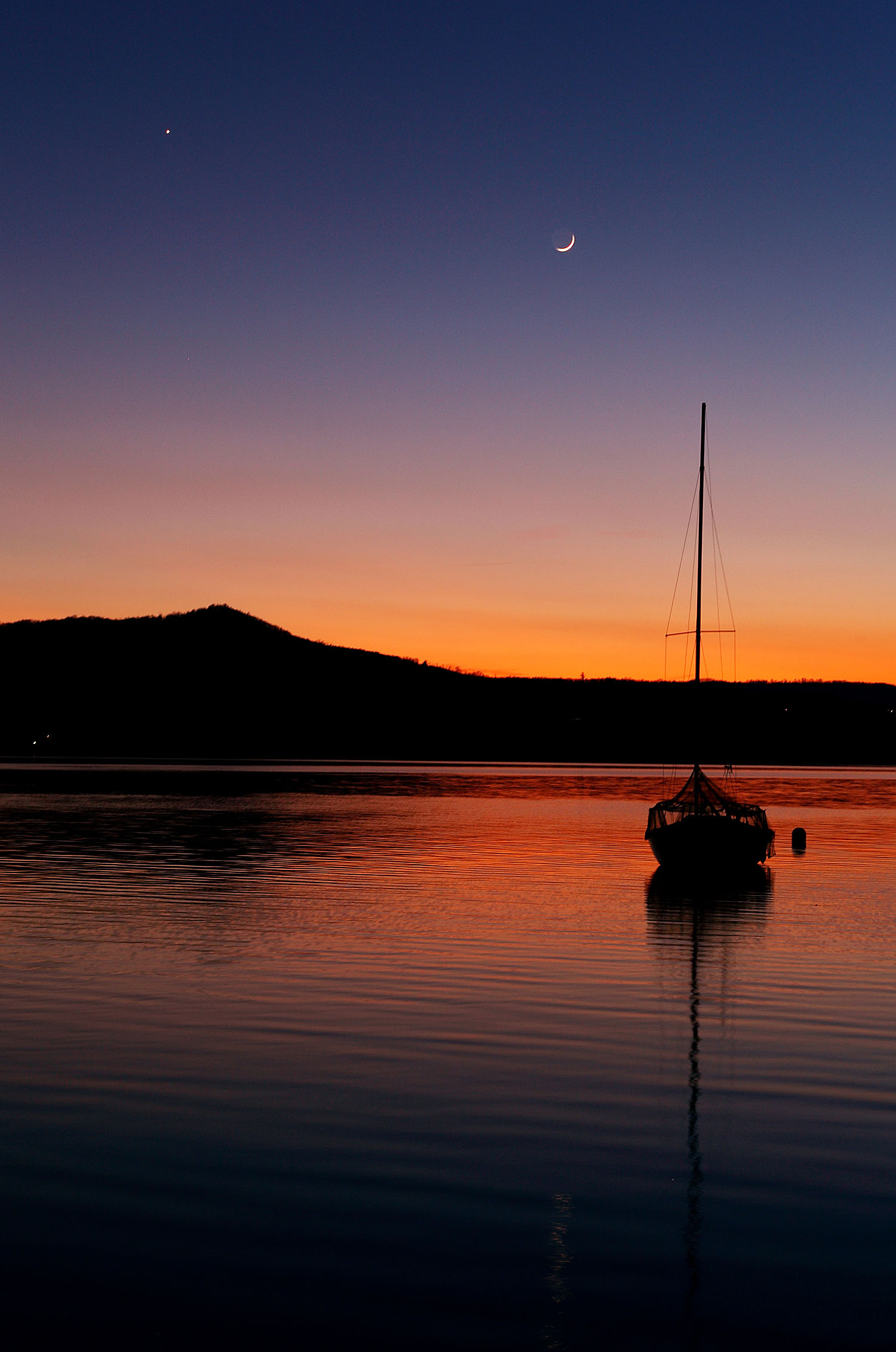 APOD: 2011 December 29 – Conjunction at Sunset