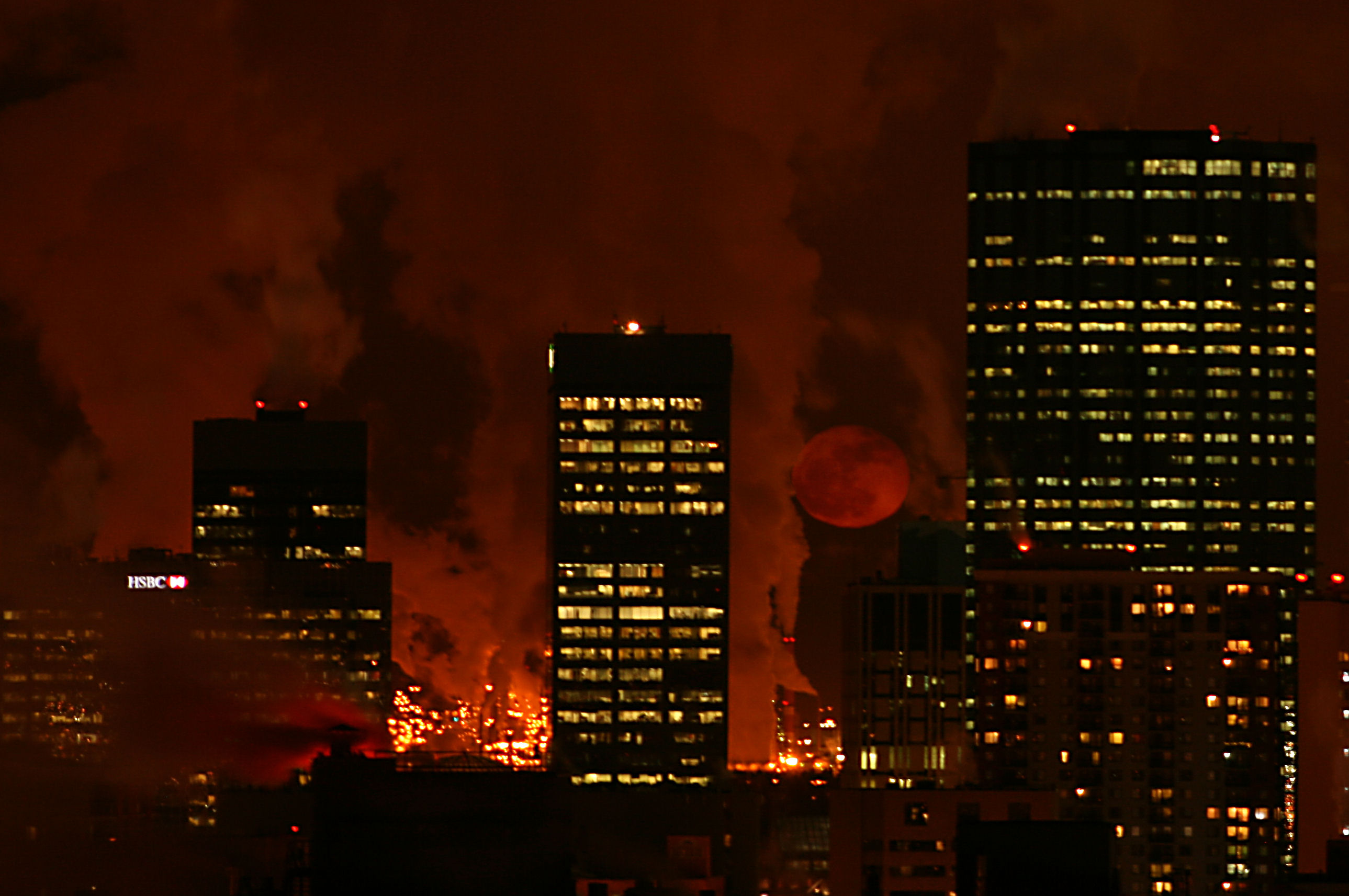 APOD: 2011 February 28 – Red Snow Moon over Edmonton