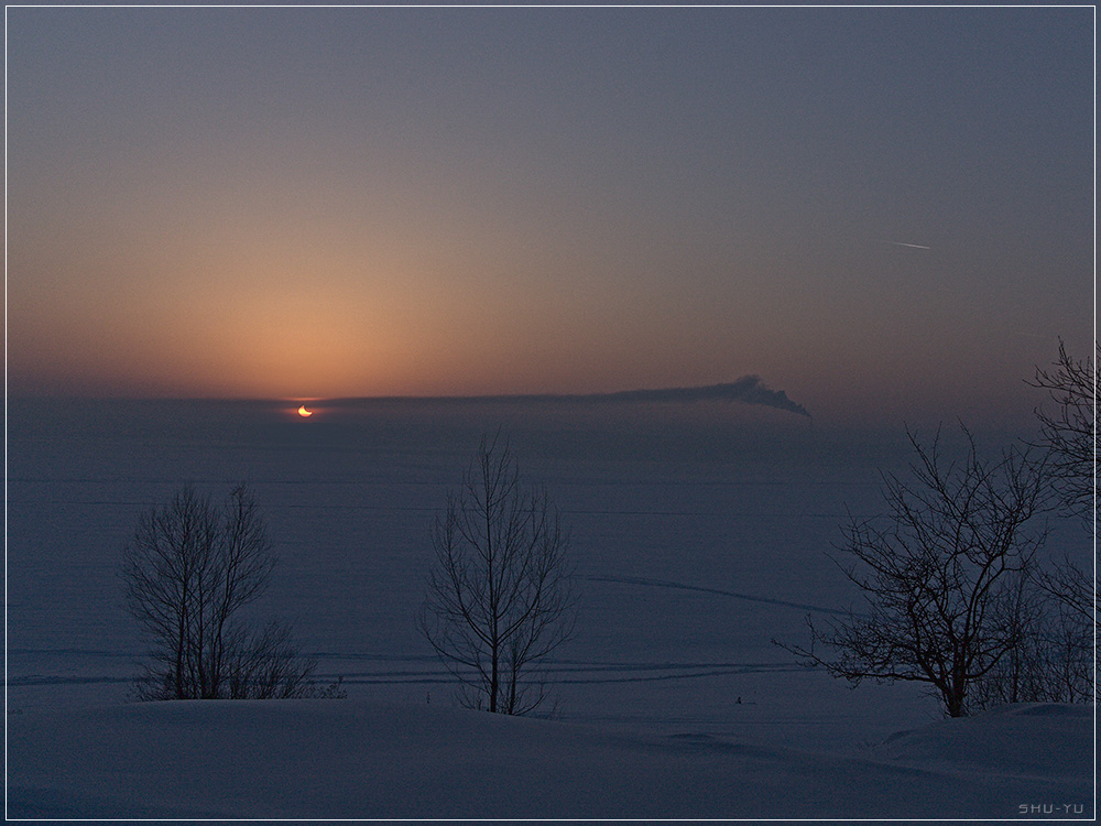 APOD: 2011 January 7 – Sunset, Moonset
