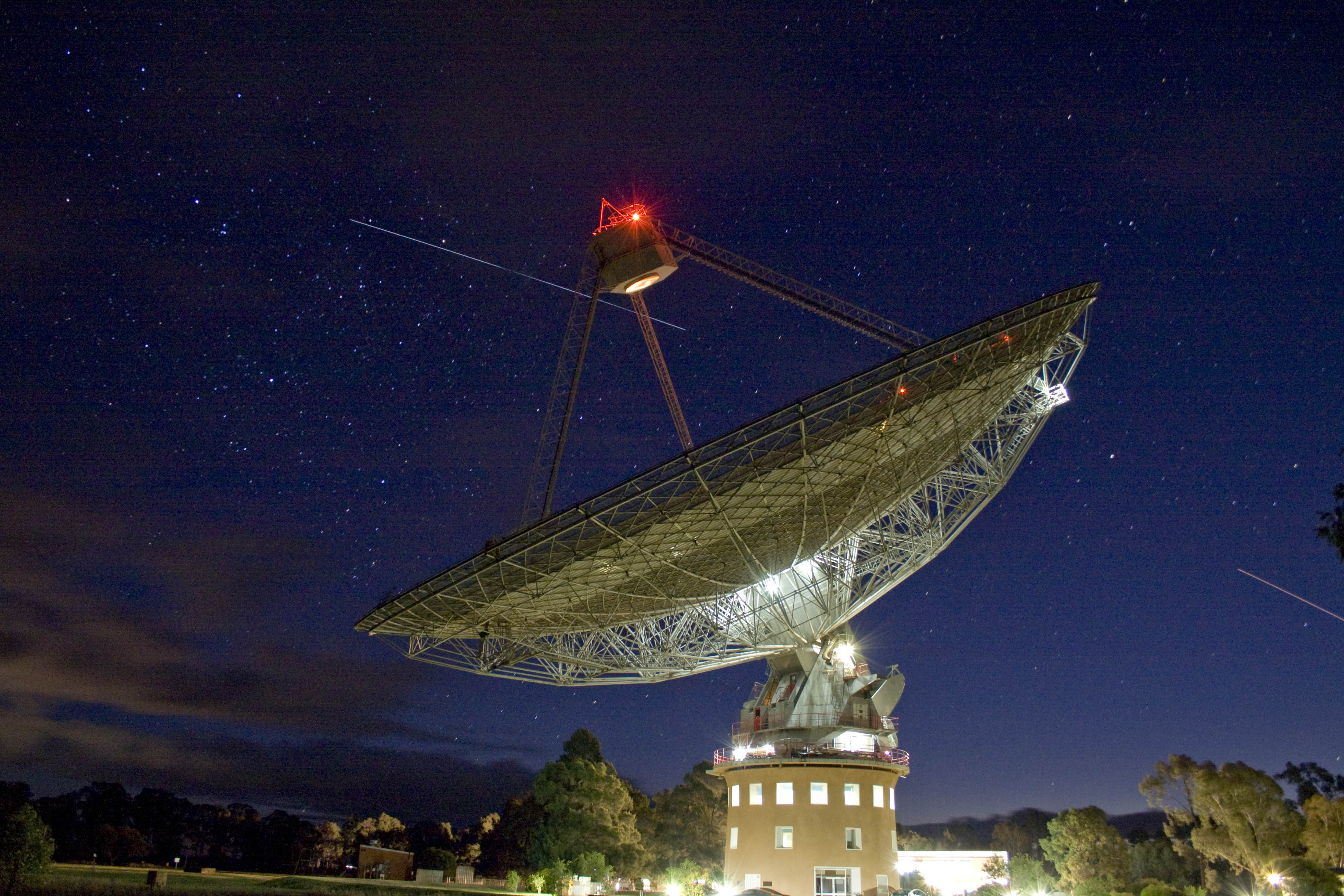 APOD: 2011 July 21 – Atlantis Farewell from Parkes