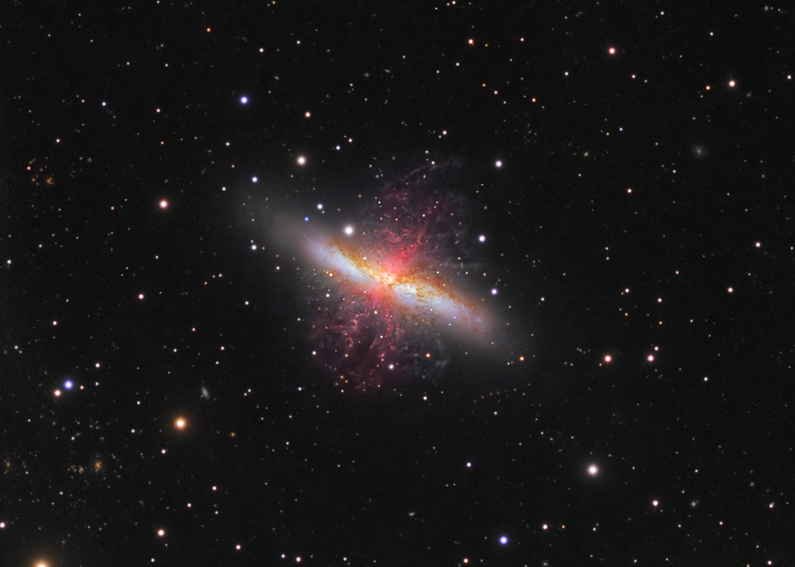 APOD: 2011 October 6 – M82: Starburst Galaxy with a Superwind