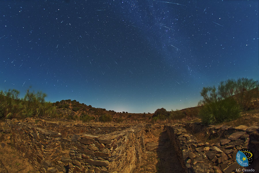 APOD: 2011 October 19 – Draconid Meteors Over Spain