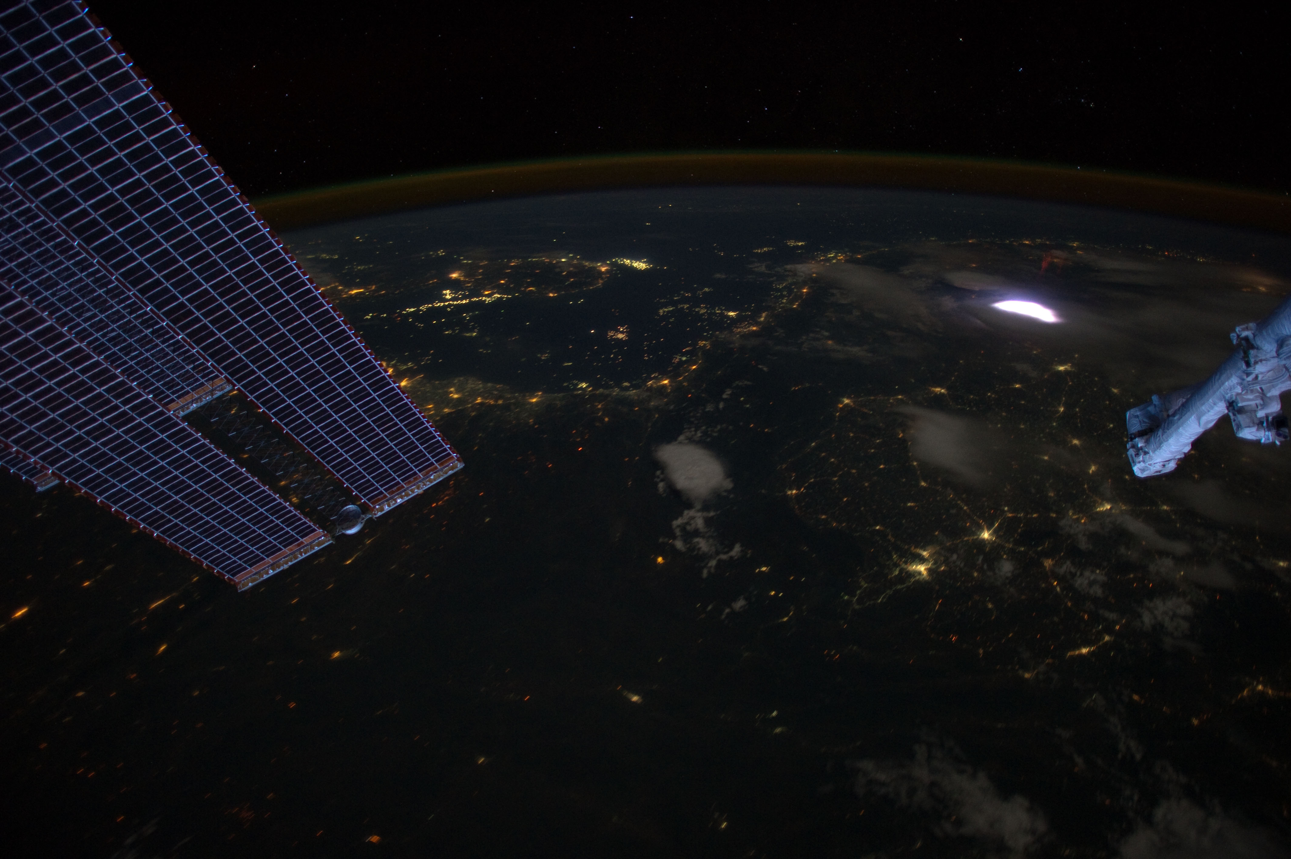 APOD: 2012 August 29 – A Dark Earth with a Red Sprite