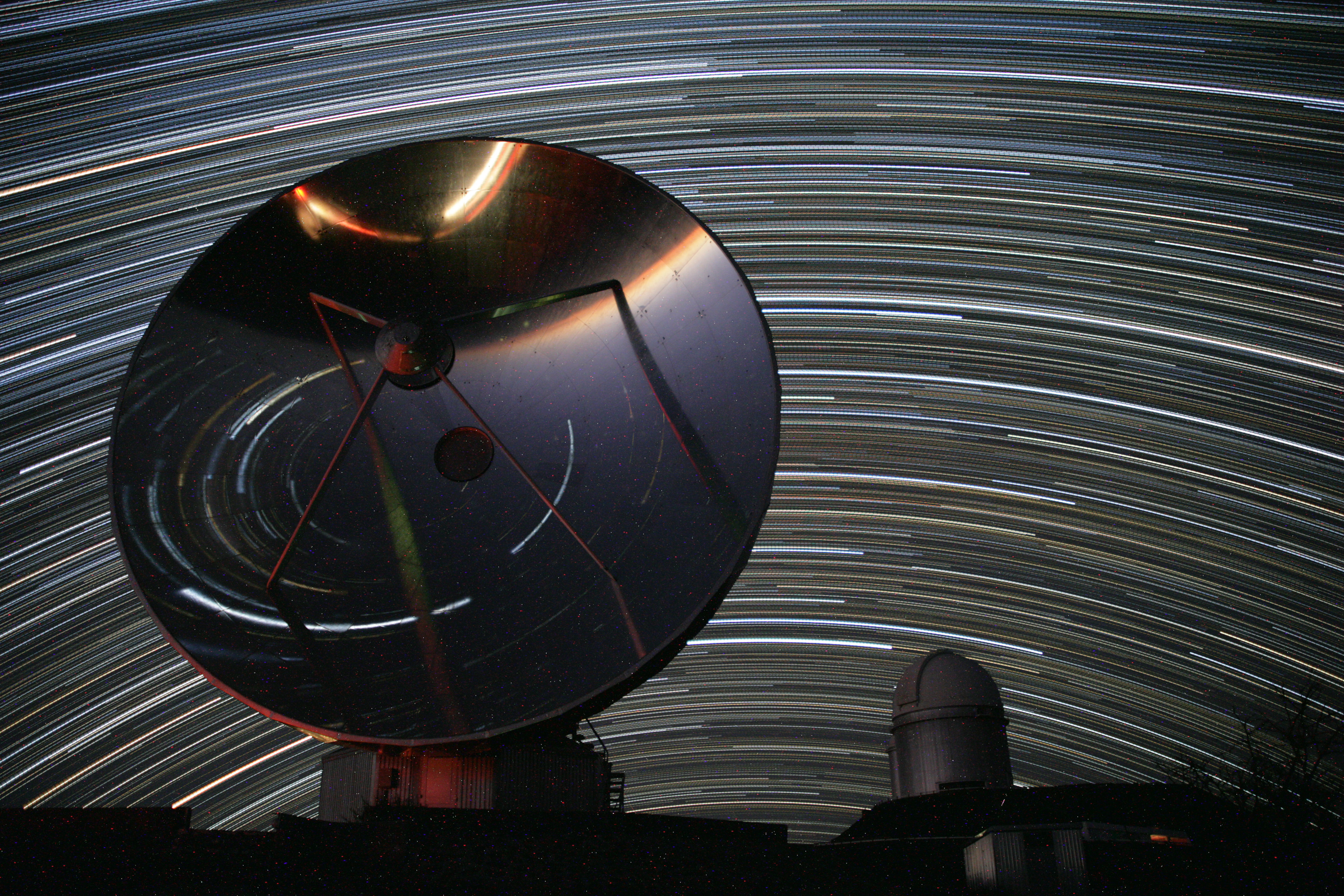 APOD: 2012 February 2 – La Silla Star Trails North and South