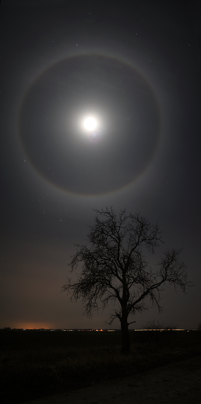APOD: 2012 February 11 – A February Moon Halo