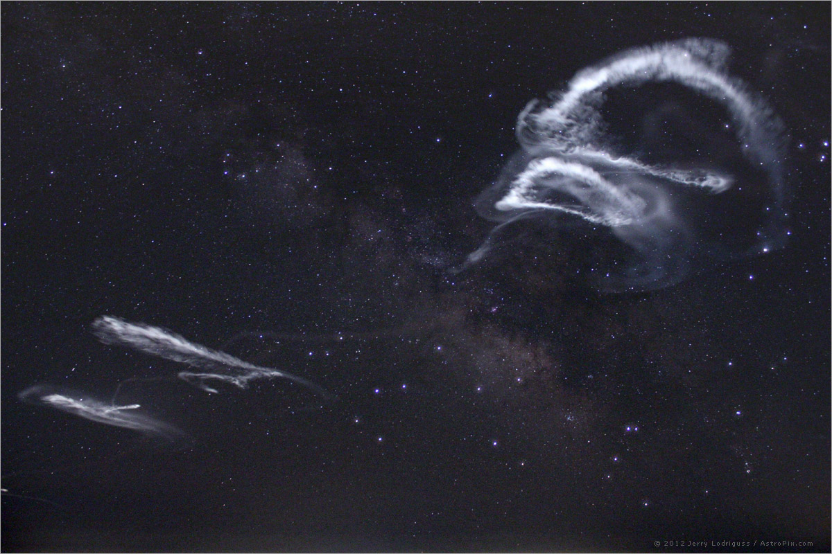 APOD: 2012 March 29 – Rocket Trails in the Milky Way