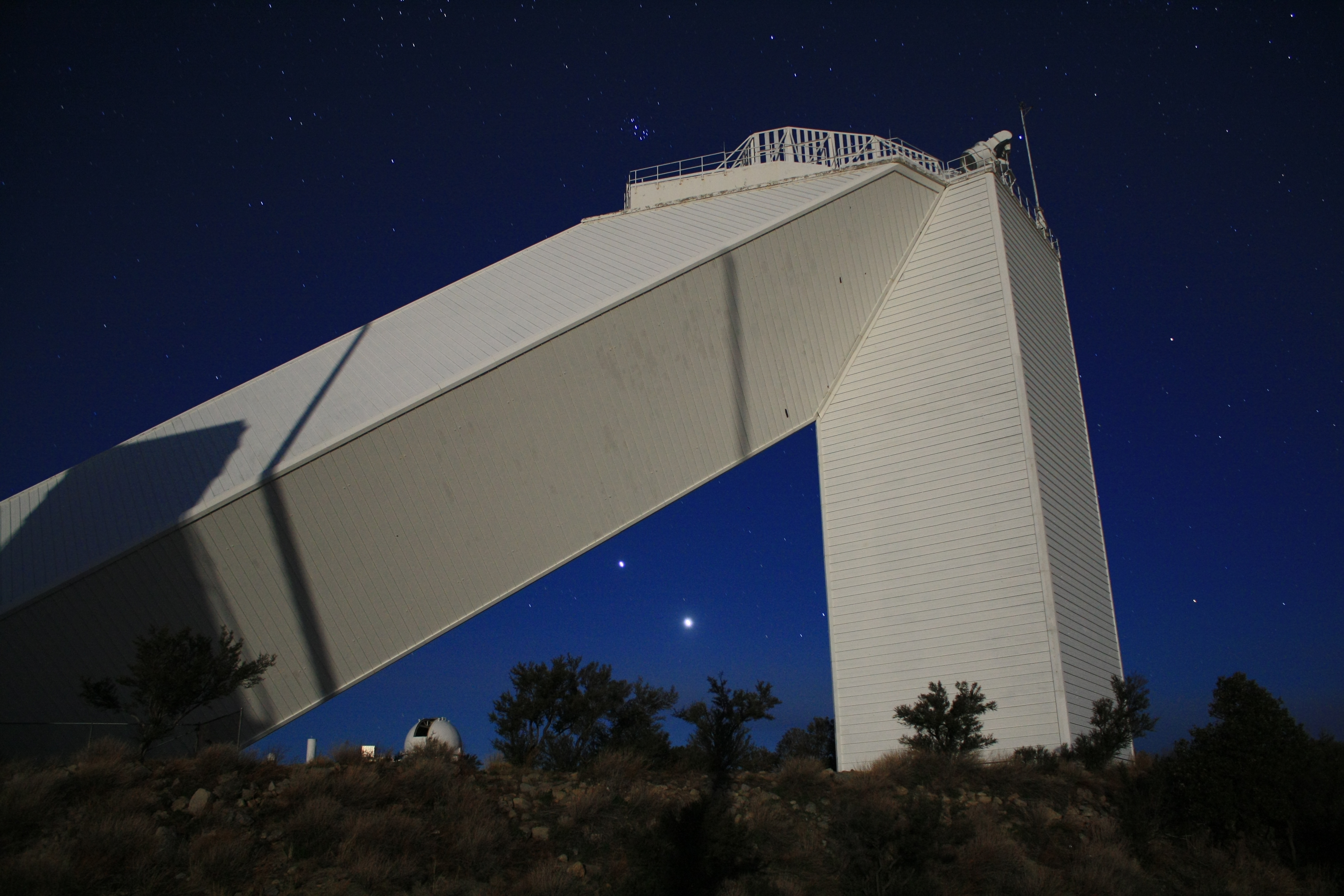 APOD: 2012 March 16 – Bright Planets at McMath-Pierce Solar Telescope