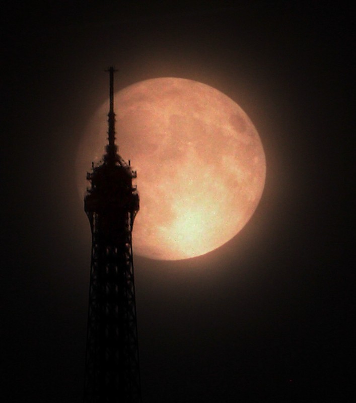 APOD: 2012 May 7 – Supermoon Over Paris