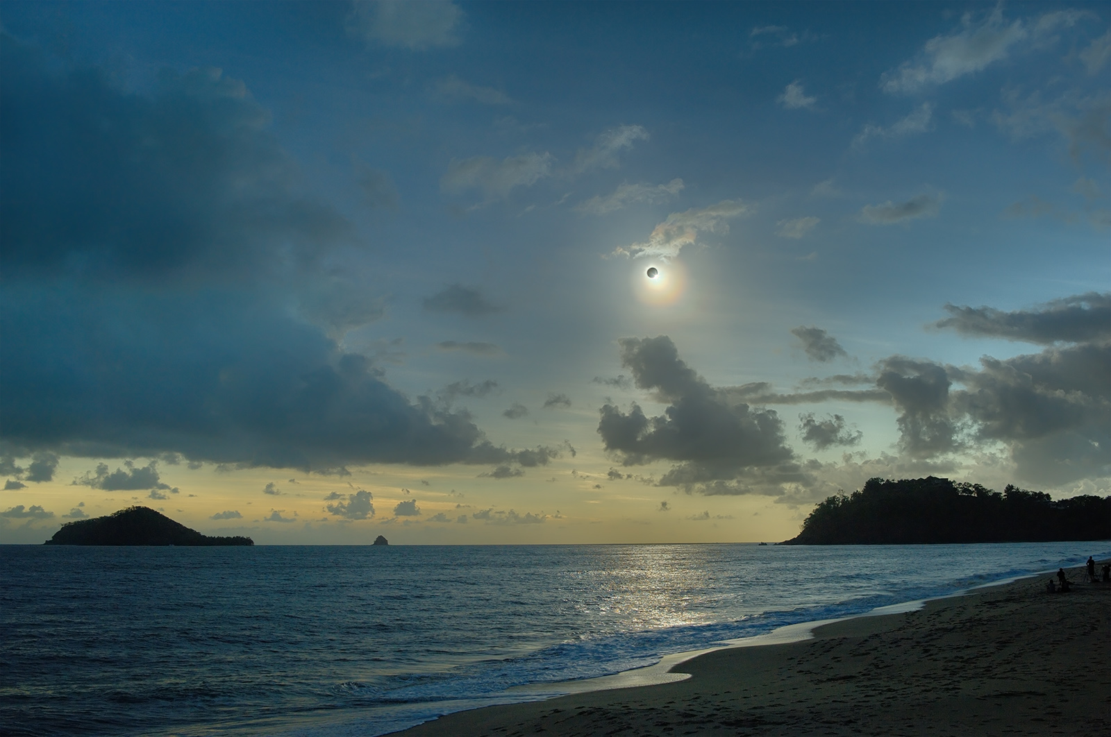 APOD: 2012 November 17 – Like a Diamond in the Sky