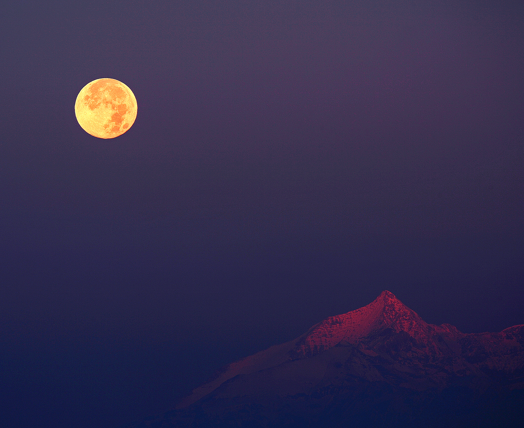 APOD: 2012 November 3 – Hunter’s Moon over the Alps