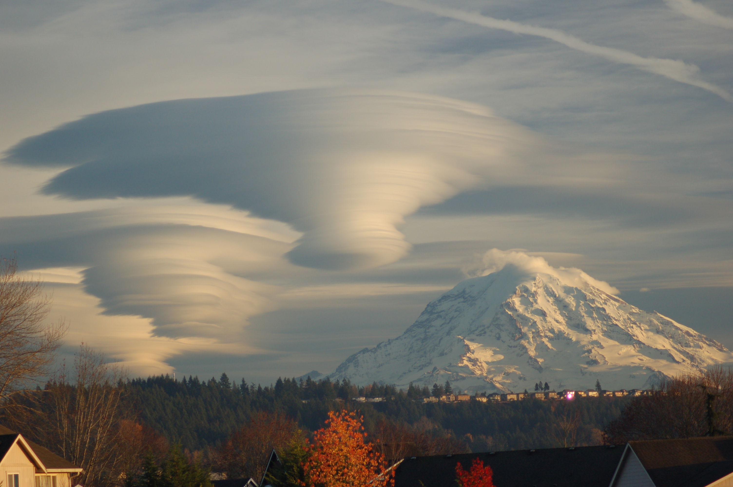 APOD: 2012 November 4 – Lenticular Clouds Over Washington